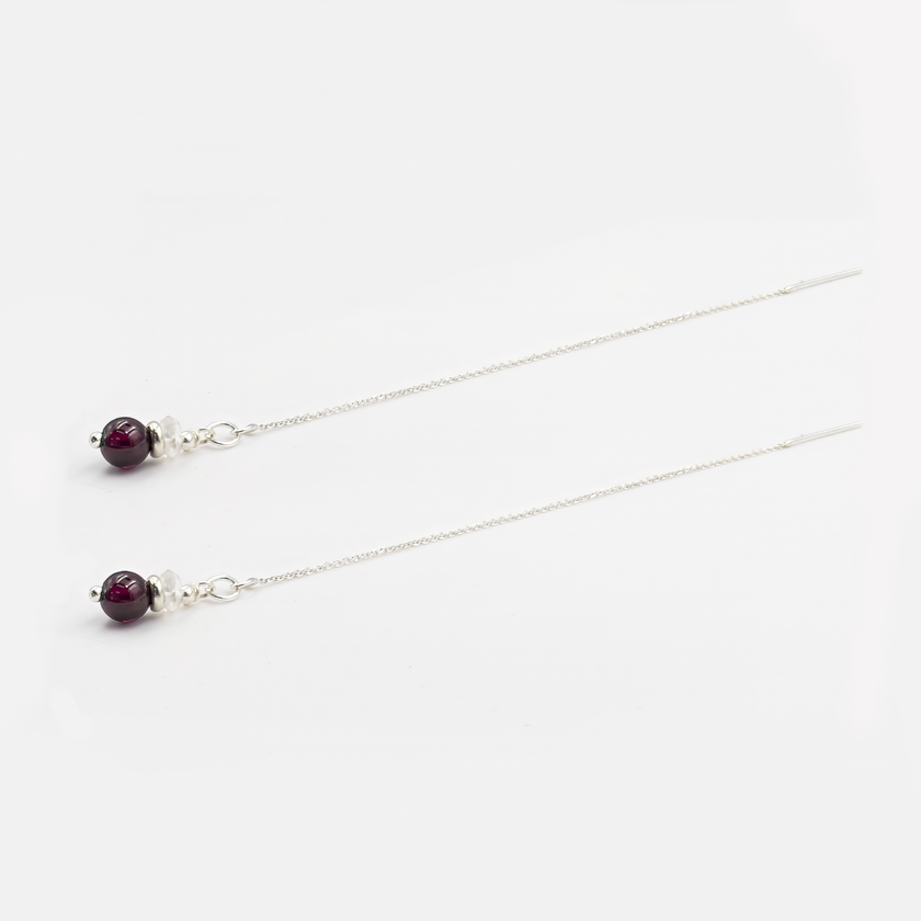 עגילים בעבודת יד עם שרשרת כסף ואבן גארנט טבעית – אבן של אהבה, ביטחון עצמי והתחדשות. הגוון האדום העמוק משתלב בצורה הרמונית עם קווים נקיים ומודרניים, ליצירת תכשיט ייחודי שמתאים לכל עונה ולכל אישה עם נוכחות שקטה.

