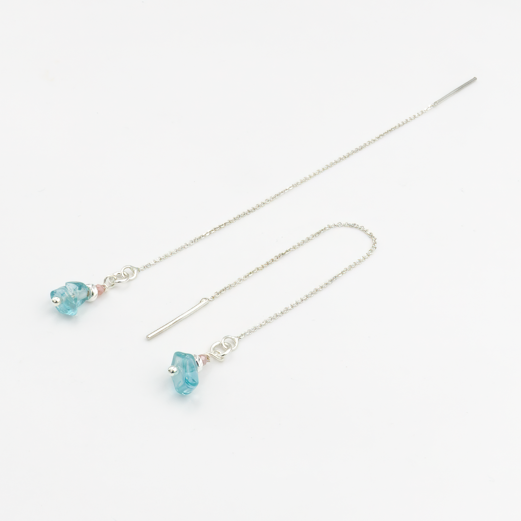 עגילי שרשרת מכסף עם אבני אפטייט וטורמלין ורוד – תכשיט בעבודת יד שמשלב בין כחול רגוע לוורוד נשי, ליצירת מראה רך, מודרני ומלא חן. עגילים קלילים ונוחים ללבישה, מתאימים ליום ולערב, ומביאים איתם איזון מושלם בין טבע, צבע ואלגנטיות.

