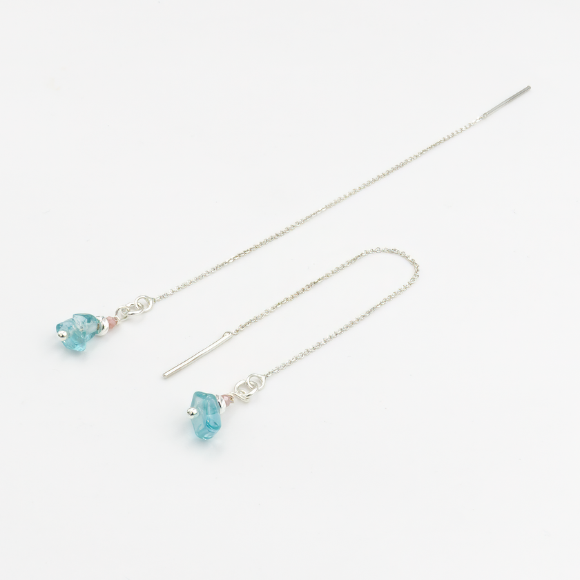 עגילי שרשרת מכסף עם אבני אפטייט וטורמלין ורוד – תכשיט בעבודת יד שמשלב בין כחול רגוע לוורוד נשי, ליצירת מראה רך, מודרני ומלא חן. עגילים קלילים ונוחים ללבישה, מתאימים ליום ולערב, ומביאים איתם איזון מושלם בין טבע, צבע ואלגנטיות.

