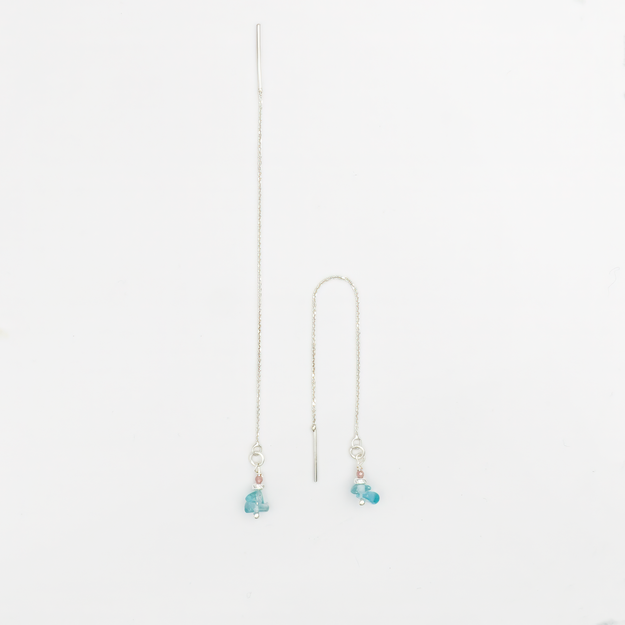 עגילי שרשרת עדינים מכסף בעבודת יד עם שילוב ייחודי של אפטייט בגוון כחול-טורקיז וטורמלין ורוד טבעי. שילוב הרמוני של צבעים רכים ונשיים עם נגיעה רעננה ואנרגטית. עגילים שמקרינים קלילות, שמחה וסטייל אישי – מושלמים למראה יומיומי עם אופי.

