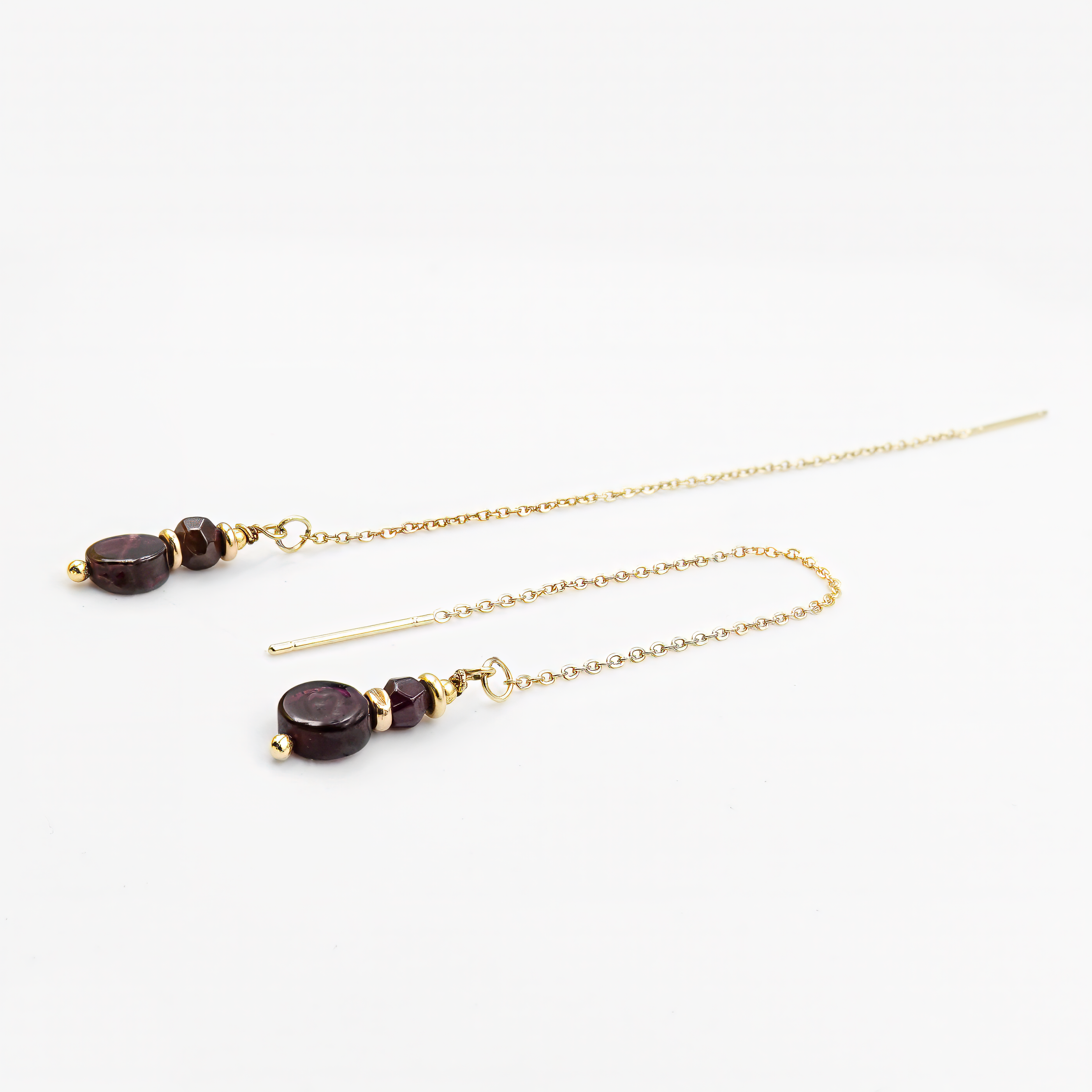 עגילים מזהב 14 קראט עם גארנט זוהר, המשלבים את האש הפנימית והניצוץ המרהיב של האבן עם הזוהר החם של הזהב. כל אבן נארזת בעיצוב מוקפד, המדגיש את העומק והגוונים האדומים-כתומים המשתנים של הגארנט. התוצאה היא תכשיט יוקרתי בעל נוכחות מרשימה, שמתאים לנשים עם טעם ייחודי שרוצות להוסיף למלתחה שלהן מראה עשיר, אלגנטי ומלא חיים.