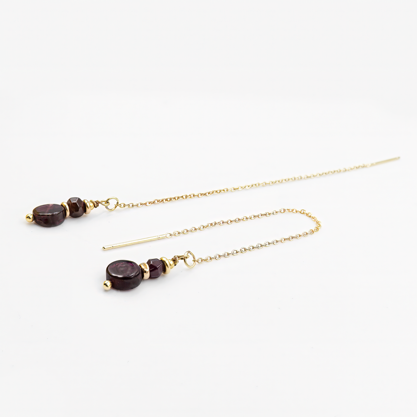 עגילים מזהב 14 קראט עם גארנט זוהר, המשלבים את האש הפנימית והניצוץ המרהיב של האבן עם הזוהר החם של הזהב. כל אבן נארזת בעיצוב מוקפד, המדגיש את העומק והגוונים האדומים-כתומים המשתנים של הגארנט. התוצאה היא תכשיט יוקרתי בעל נוכחות מרשימה, שמתאים לנשים עם טעם ייחודי שרוצות להוסיף למלתחה שלהן מראה עשיר, אלגנטי ומלא חיים.