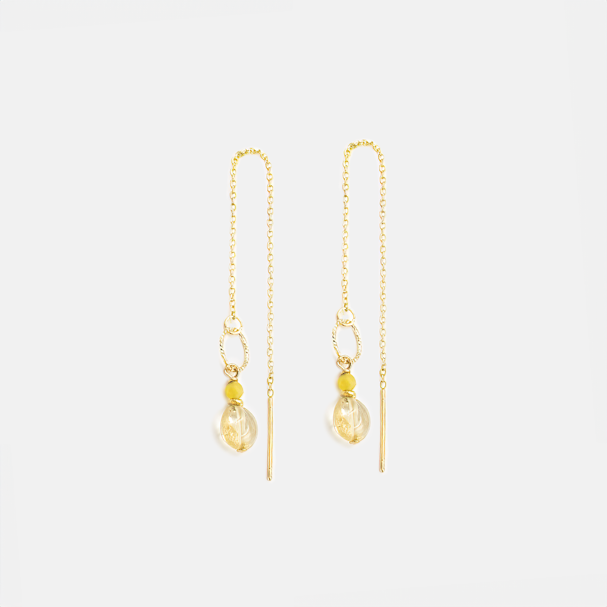 עגילי זהב 14 קראט עם אבני טופז ואופל טבעיים, המשלבים בצורה מושלמת בין הברק המלוטש של הטופז לבין הקסם הפנימי והמשתנה של האופל. הטופז בגוון הצהוב החם משרה תחושת שמחה, אופטימיות ואלגנטיות, בעוד האופל עם משחקי הצבעים והאור הפנימי שלו מוסיף עומק, מסתורין ורוך לתכשיט.
עגילים אלו מתאימים לנשים שמחפשות תכשיט ייחודי עם נוכחות זוהרת, המתאים גם לאירועים חגיגיים וגם לשימוש יומיומי.