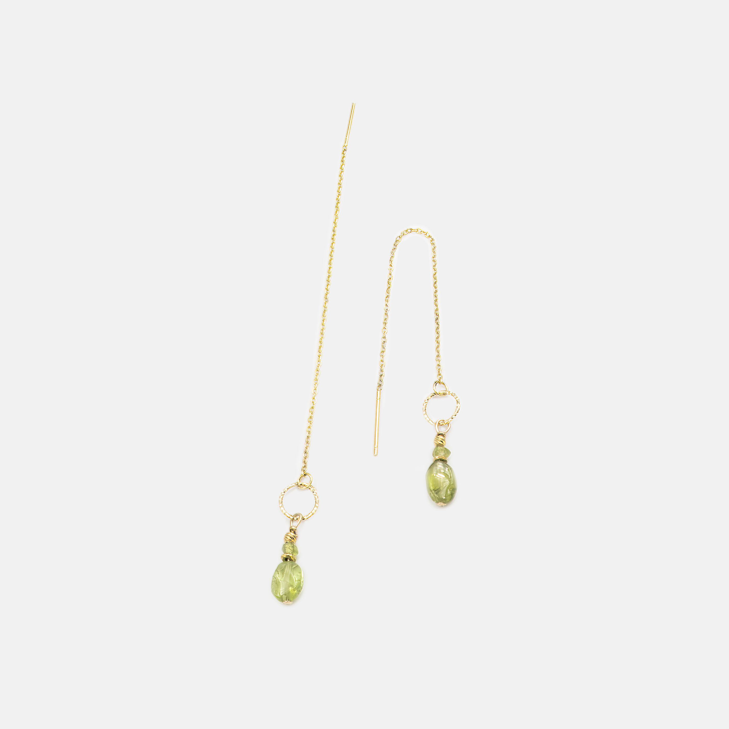 עגילים תלויים בזהב אמיתי 14 קראט עם צ’ארם שרשרת ואבן פרידות זוהרת בקצה. תכשיט שמשלב קווים מודרניים עם נוכחות צבעונית טבעית. האבן הירוקה מביאה איתה תחושת איזון ורוגע, והזהב מעצים את הברק. מתאימים ללבוש יומיומי וגם להופעה חגיגית – תוספת קלאסית עם טוויסט עכשווי.

