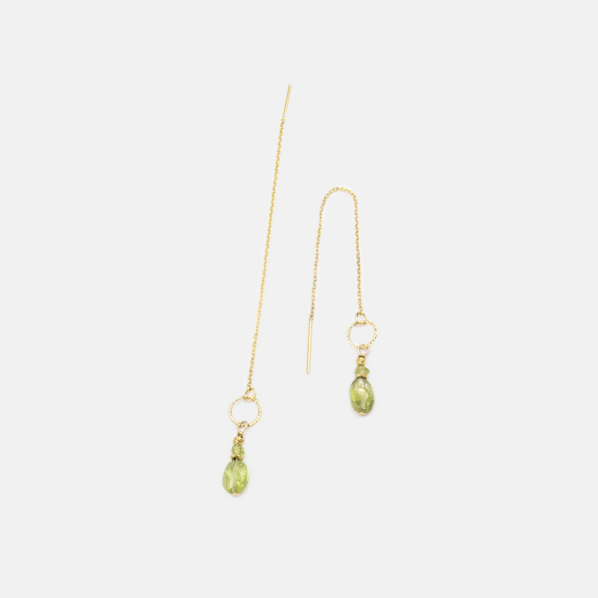 עגילים תלויים בזהב אמיתי 14 קראט עם צ’ארם שרשרת ואבן פרידות זוהרת בקצה. תכשיט שמשלב קווים מודרניים עם נוכחות צבעונית טבעית. האבן הירוקה מביאה איתה תחושת איזון ורוגע, והזהב מעצים את הברק. מתאימים ללבוש יומיומי וגם להופעה חגיגית – תוספת קלאסית עם טוויסט עכשווי.

