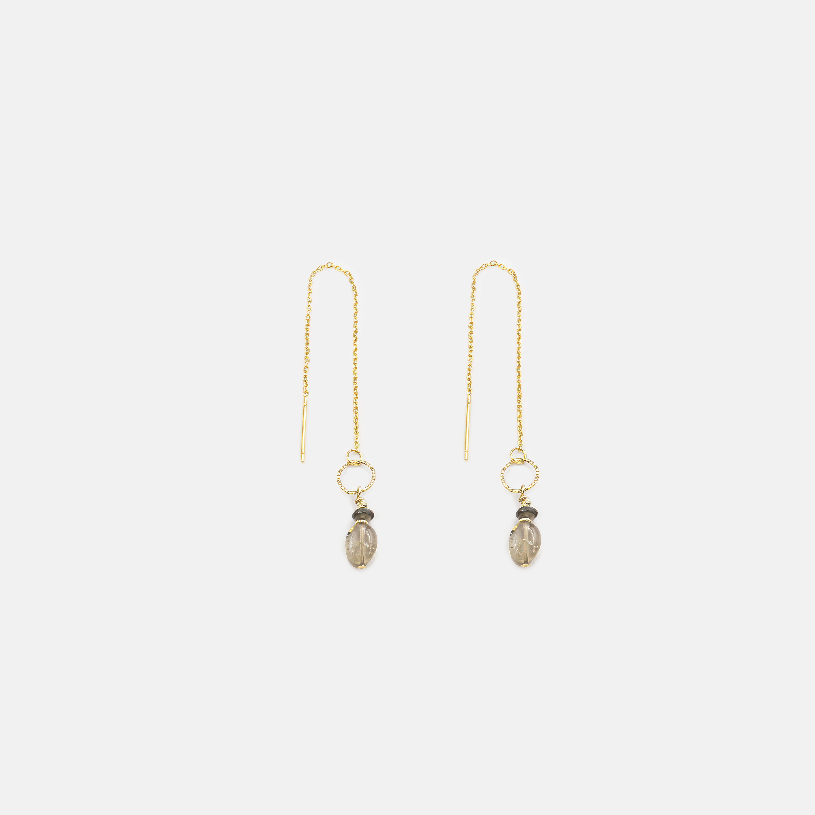 עגילי שרשרת עדינים מזהב 14 קראט עם תליון טופז טבעי בגוון תכלת נוצץ – תכשיט אלגנטי ורך שמשלב תנועה קלילה עם נוכחות אלגנטית. אבן הטופז מביאה איתה תחושת רוגע ובהירות, בעוד הזהב הצהוב מוסיף חמימות וזוהר. מושלם לשילוב עם לוקים יומיומיים וגם לערב חגיגי.

