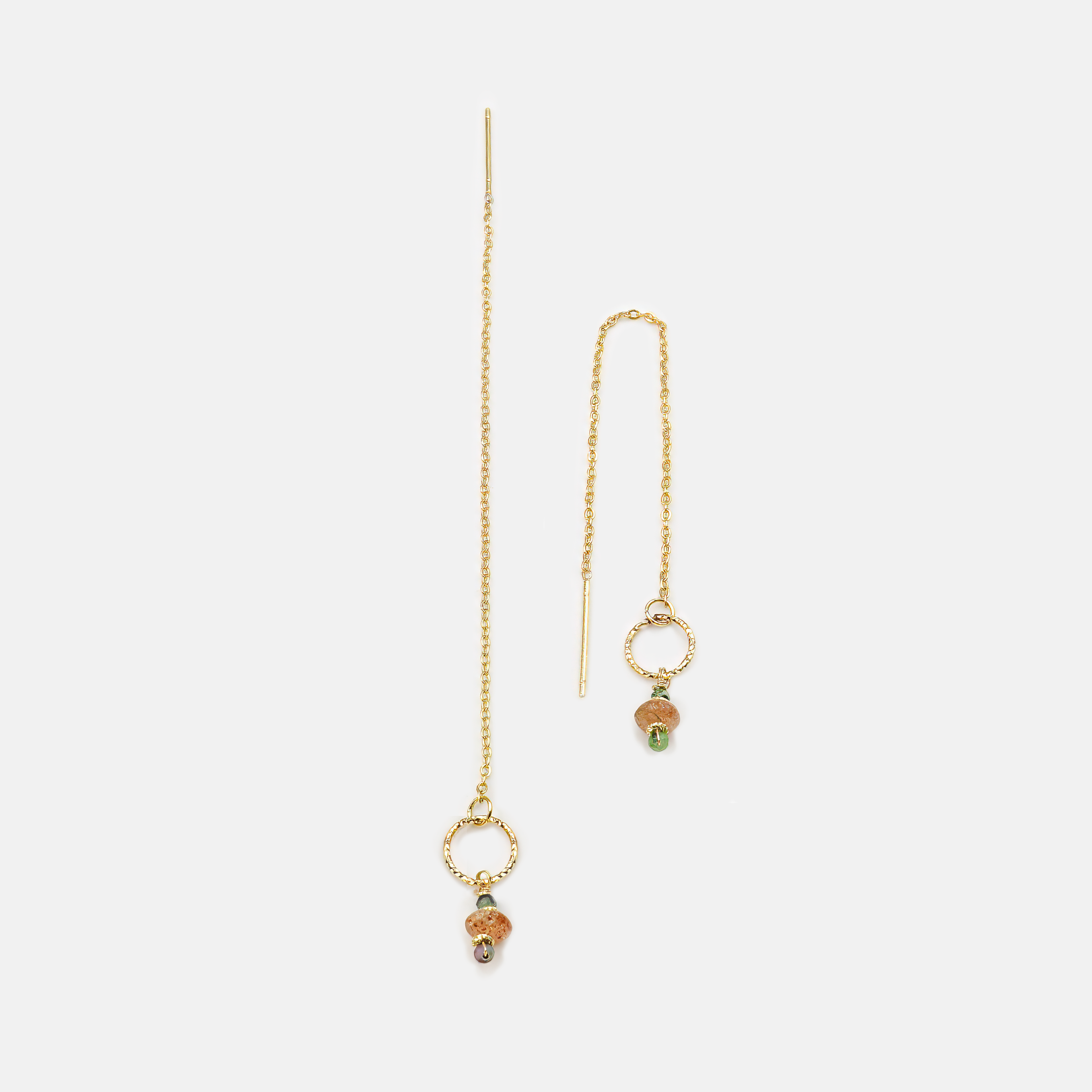 עגילי שרשרת מזהב אמיתי 14 קראט עם צ'ארמים של זוויסייט ירוקה וסנסטון בגוון כתום-זהוב. שילוב טבעי וחם, שמביא איתו אנרגיה, ברק ונוכחות רכה. אבנים שנעות עם כל תזוזה ומוסיפות אור, צבע ותנועה עדינה ליד הפנים. מושלם ללוק בוהו-אלגנט עם נגיעה יוקרתית.

