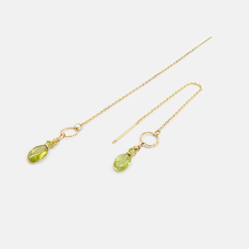 עגילי שרשרת יוקרתיים בעיצוב נקי ועדין, עשויים זהב 14 קראט עם תליון פרידות טבעי – אבן ירוקה מלאת אור שמסמלת חיוניות והתחדשות. תכשיט קליל, נשי ומאיר, שמתאים לכל עונה ולכל סגנון לבוש. בחירה נפלאה עבור נשים שאוהבות אלגנטיות עם נגיעה טבעית וצבעונית.

