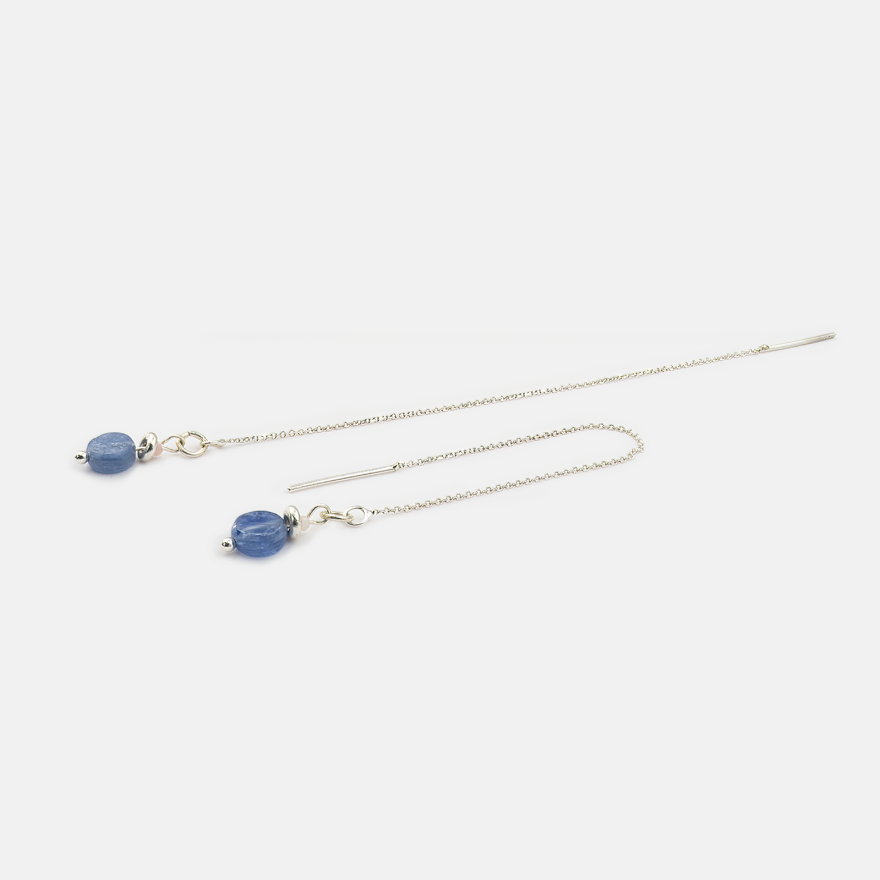 עגילי שרשרת בעבודת יד עם שילוב הרמוני של פנינה לבנה טבעית ואבן קיאנייט כחולה. תכשיט נשי ועדין שמביא איתו אנרגיה של שלווה, איזון וטוהר. מתאים במיוחד לכלה ביום חתונתה או כמתנה לאישה שאוהבת תכשיטים טבעיים עם עומק, סטייל ותחכום.

