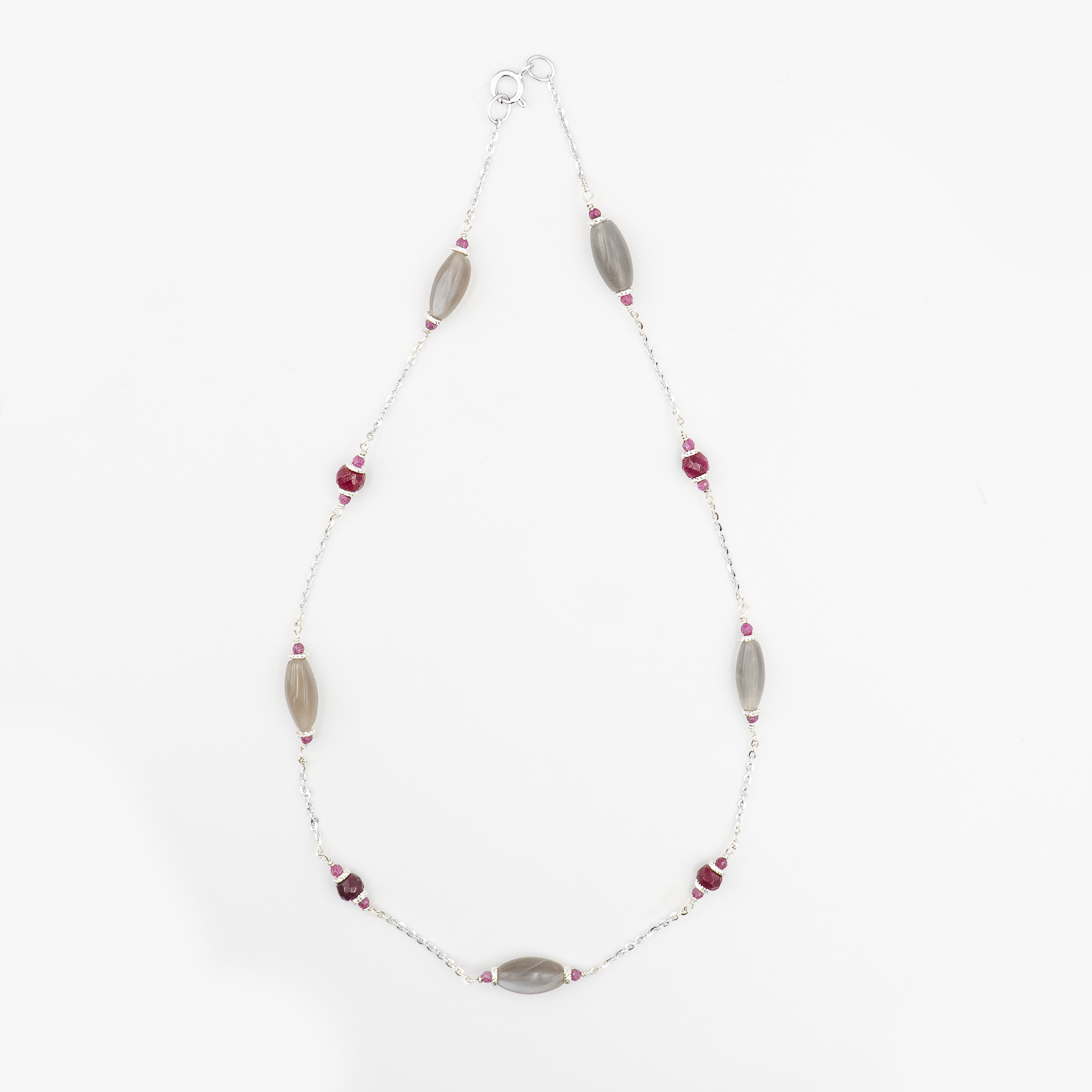 שרשרת זהב 14 קראט עם שילוב מרהיב של רובי טבעי בגוון אדום עשיר ולברדורייט נוצץ בגוונים משתנים. תכשיט איכותי בעיצוב עדין ונשי, מתאים כמתנה משמעותית לאישה שאוהבת תכשיטים עם נוכחות ונשמה. משתלב בצורה מושלמת עם כל סגנון – יומיומי או ערב.

