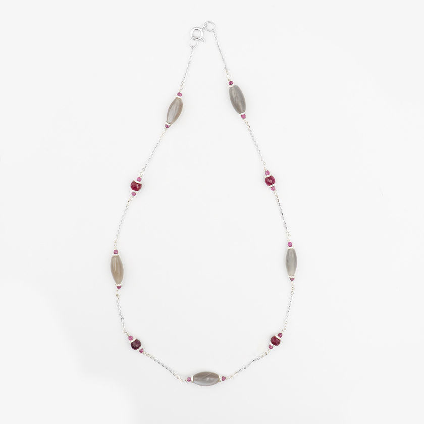 שרשרת זהב 14 קראט עם שילוב מרהיב של רובי טבעי בגוון אדום עשיר ולברדורייט נוצץ בגוונים משתנים. תכשיט איכותי בעיצוב עדין ונשי, מתאים כמתנה משמעותית לאישה שאוהבת תכשיטים עם נוכחות ונשמה. משתלב בצורה מושלמת עם כל סגנון – יומיומי או ערב.

