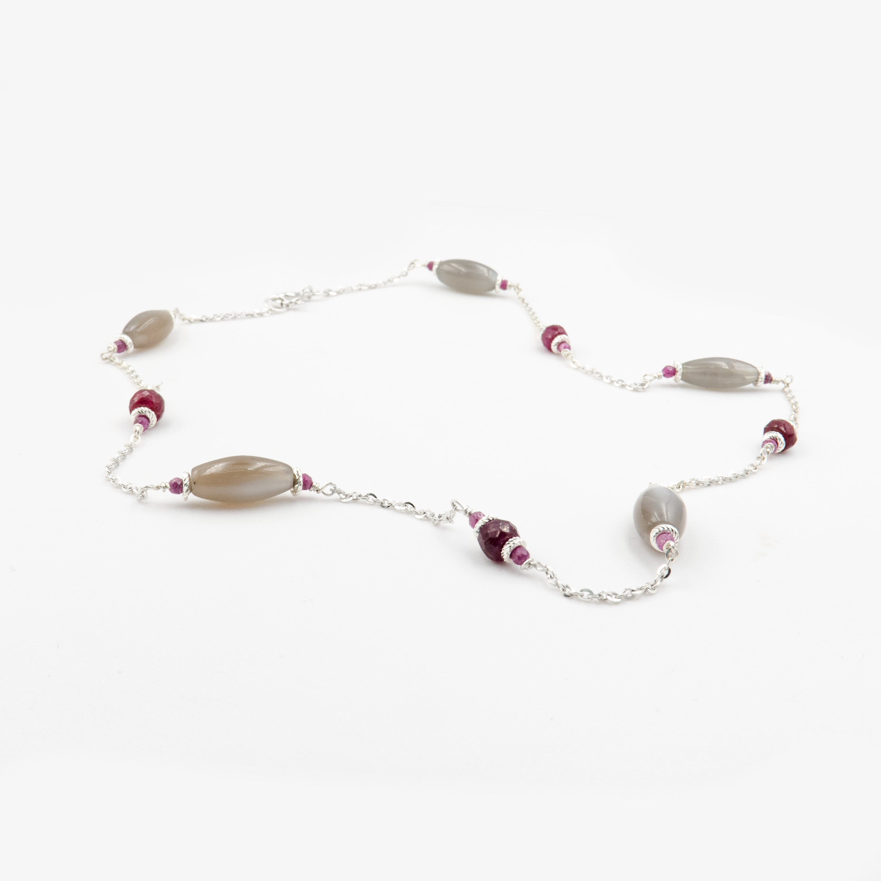 יצירה צורפית שמזכירה ציור מופשט של צבעים מנוגדים – הרובי הלוהט לצד הלברדורייט הקריר, כשהזהב עוטף אותם בחום. שרשרת שלא רק נועדה להיראות – היא נועדה להרגיש, לספר סיפור על אור וצל, על רוך ועוצמה, על איזון מושלם בין חום לקור.

