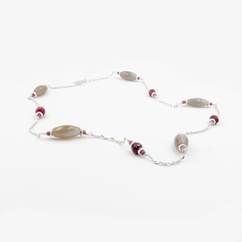 יצירה צורפית שמזכירה ציור מופשט של צבעים מנוגדים – הרובי הלוהט לצד הלברדורייט הקריר, כשהזהב עוטף אותם בחום. שרשרת שלא רק נועדה להיראות – היא נועדה להרגיש, לספר סיפור על אור וצל, על רוך ועוצמה, על איזון מושלם בין חום לקור.

