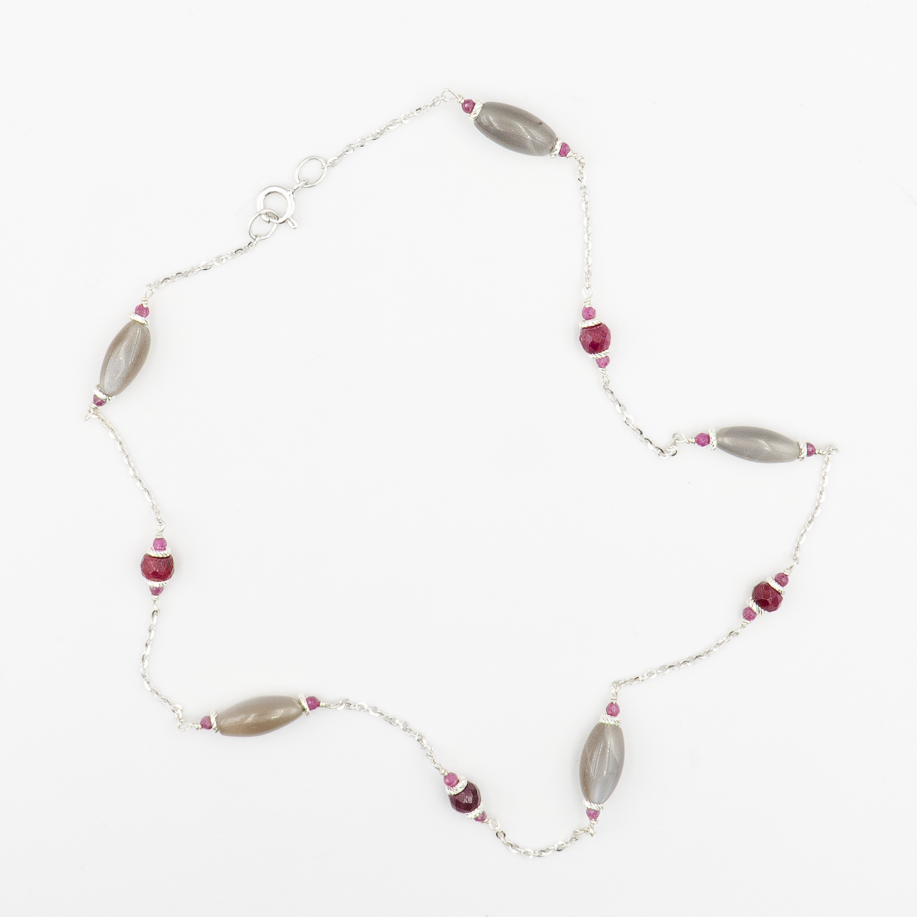 שרשרת עשויה זהב צהוב 14K עם תליון המשלב רובי טבעי בחיתוך עגול ולברדורייט מלוטש בגימור מבריק. הצבע האדום העמוק של הרובי משתלב בהרמוניה עם הגוונים המשתנים של הלברדורייט – בין אפור, כחול וירקרק. עיצוב מינימליסטי אך בעל עוצמה חזותית, אידיאלי למראה יום-יומי עם טוויסט יוקרתי.