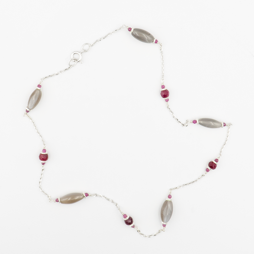 שרשרת עשויה זהב צהוב 14K עם תליון המשלב רובי טבעי בחיתוך עגול ולברדורייט מלוטש בגימור מבריק. הצבע האדום העמוק של הרובי משתלב בהרמוניה עם הגוונים המשתנים של הלברדורייט – בין אפור, כחול וירקרק. עיצוב מינימליסטי אך בעל עוצמה חזותית, אידיאלי למראה יום-יומי עם טוויסט יוקרתי.