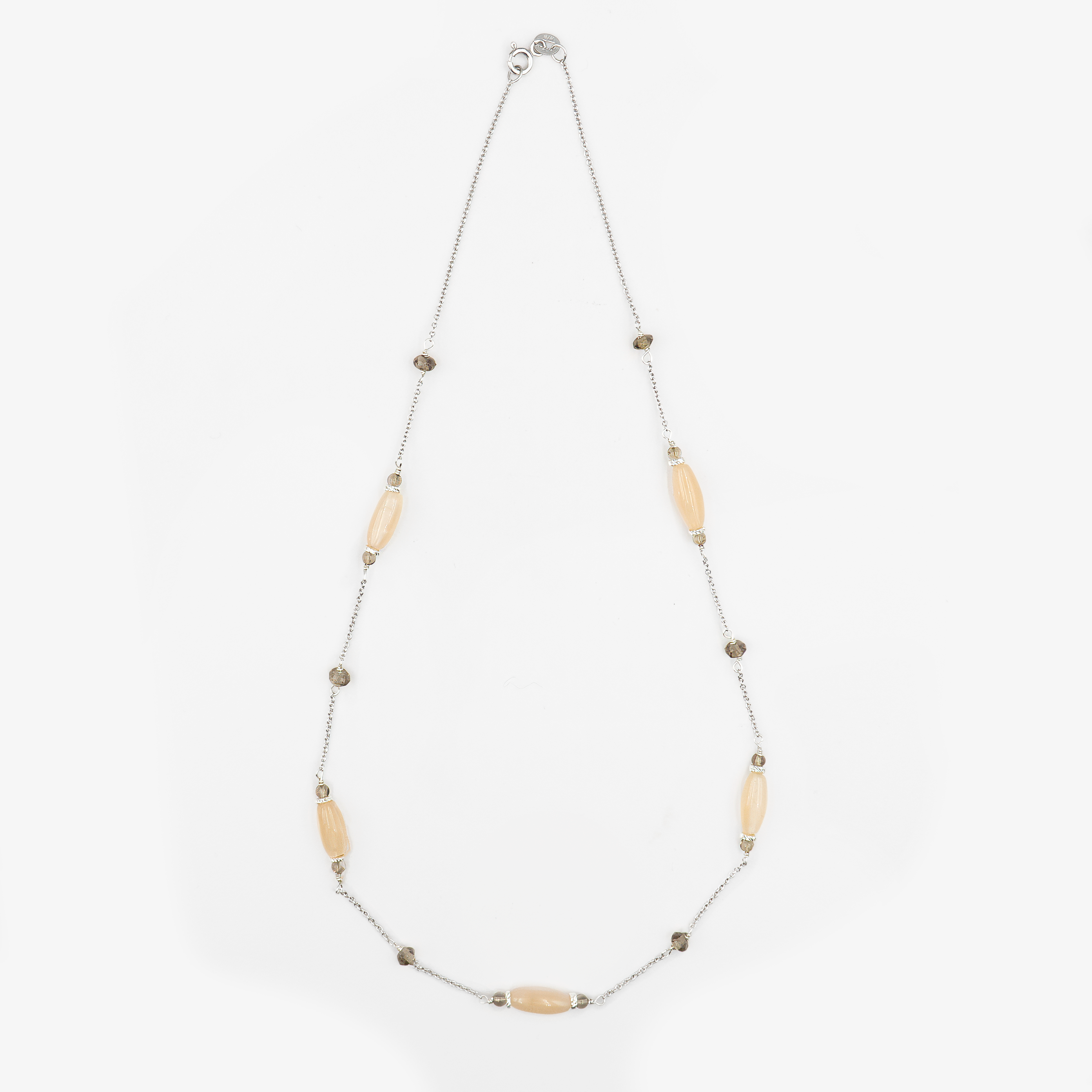 שרשרת זהב 14 קראט שמחברת בין אלגנטיות לטבעיות, עם תליון עשוי טופז שקוף ומונסטון פנינתי המשולבים יחד לעיצוב אורגני ומרשים. צבעי האבנים יוצרים ניגודיות נעימה בין הברק הקריסטלי של הטופז לבין הזוהר החמים והרך של המונסטון. תכשיט המקרין נוכחות נשית עדינה, עם נגיעות של קסם טבעי, ומתאים לנשים שמחפשות להוסיף לתלבושות היומיומיות שלהם נגיעה של זוהר ייחודי.