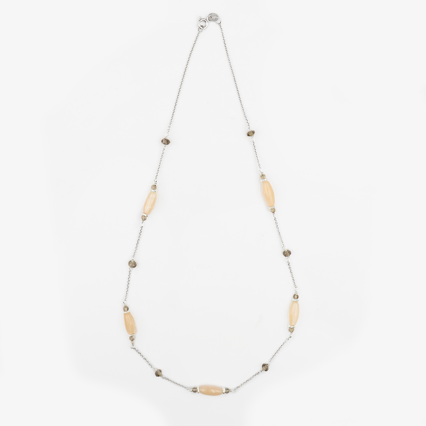 שרשרת זהב 14 קראט שמחברת בין אלגנטיות לטבעיות, עם תליון עשוי טופז שקוף ומונסטון פנינתי המשולבים יחד לעיצוב אורגני ומרשים. צבעי האבנים יוצרים ניגודיות נעימה בין הברק הקריסטלי של הטופז לבין הזוהר החמים והרך של המונסטון. תכשיט המקרין נוכחות נשית עדינה, עם נגיעות של קסם טבעי, ומתאים לנשים שמחפשות להוסיף לתלבושות היומיומיות שלהם נגיעה של זוהר ייחודי.