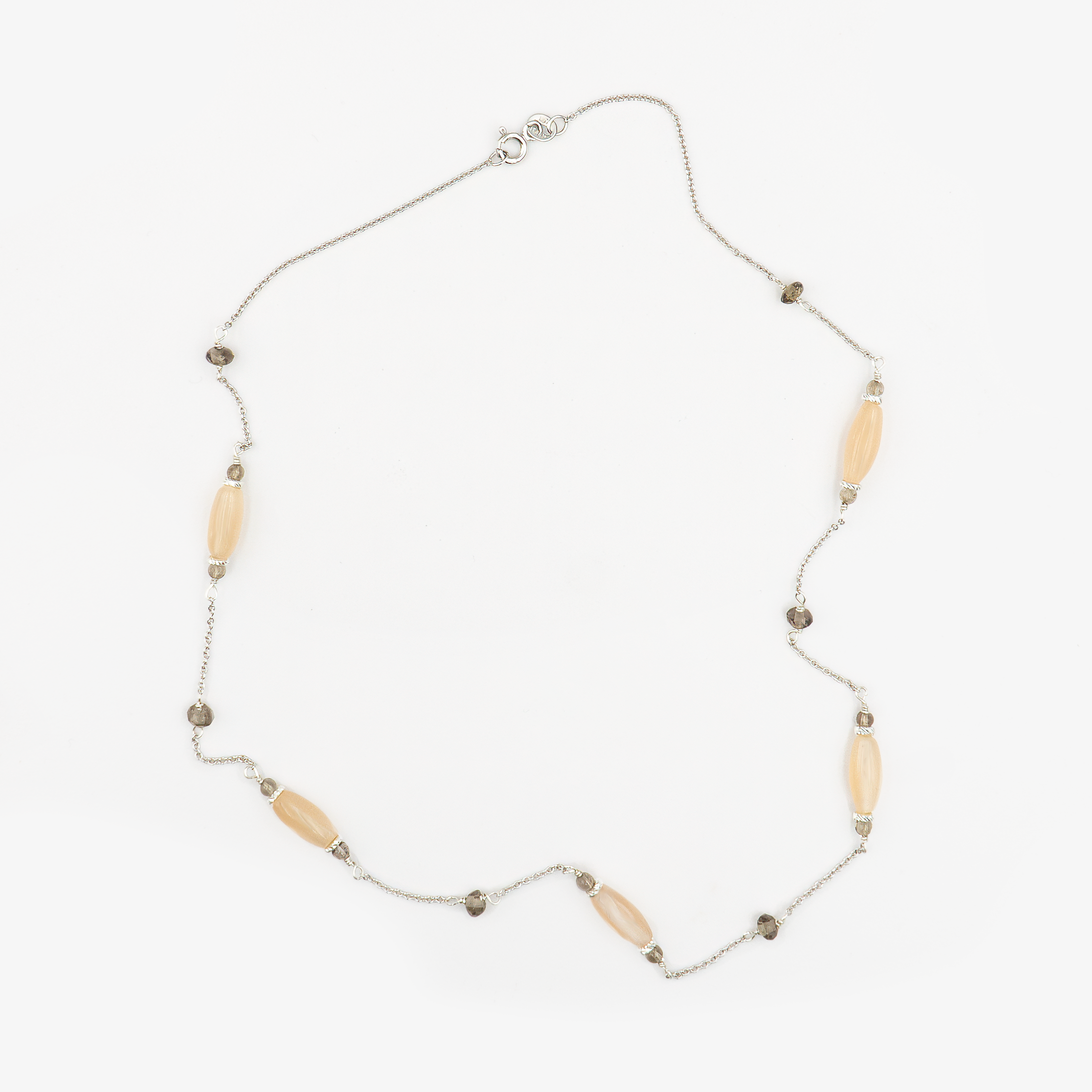 שרשרת זהב 14 קראט מעוצבת בקווים עדינים ומוקפדים, המשובצת בשתי אבני חן טבעיות ייחודיות: טופז שקוף עם ברק קריסטלי נוצץ ומונסטון פנינתי בגוון עדין וחלק שמקרין אור פנימי רך ומסתורי. השילוב בין הברק הקריסטלי של הטופז והזוהר הפנימי של המונסטון יוצר ניגוד מיוחד בין אור וצל, ונותן לתכשיט מראה אלגנטי, עדכני ומתוחכם. השרשרת מתאימה לשימוש יומיומי, אך גם להשלמת מראה ערב נוצץ וייחודי, ומעניקה ללובשת תחושת נוכחות רגועה עם נגיעות של זוהר טבעי.

