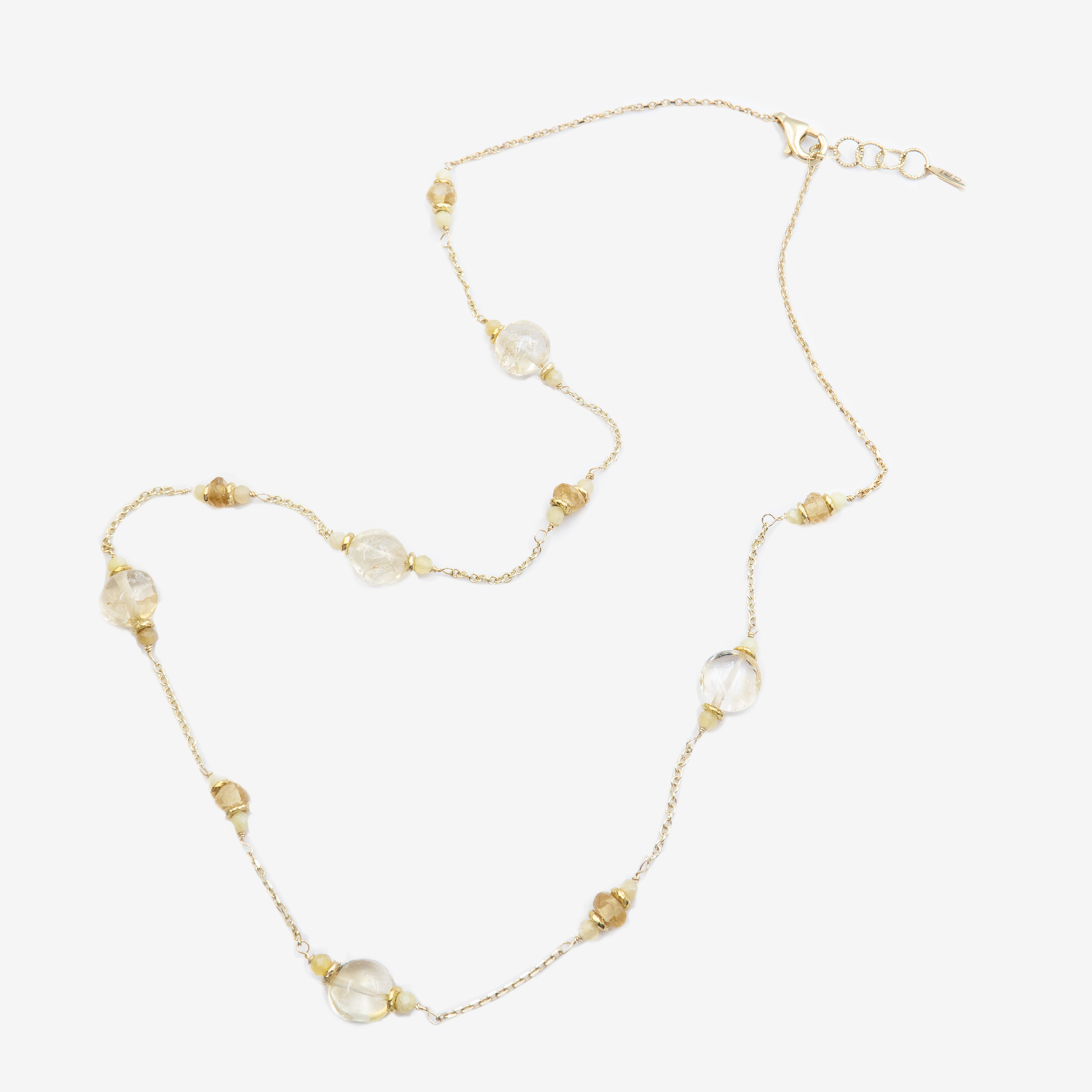 תכשיט זהב 14 קראט עם תליון טופז ואופל, המשלב בין הברק הטהור והקריסטלי של הטופז לבין הזוהר הקסום והמשתנה של האופל, ומביא עימו ניחוח של קסם וטבע בכל הזדמנות.