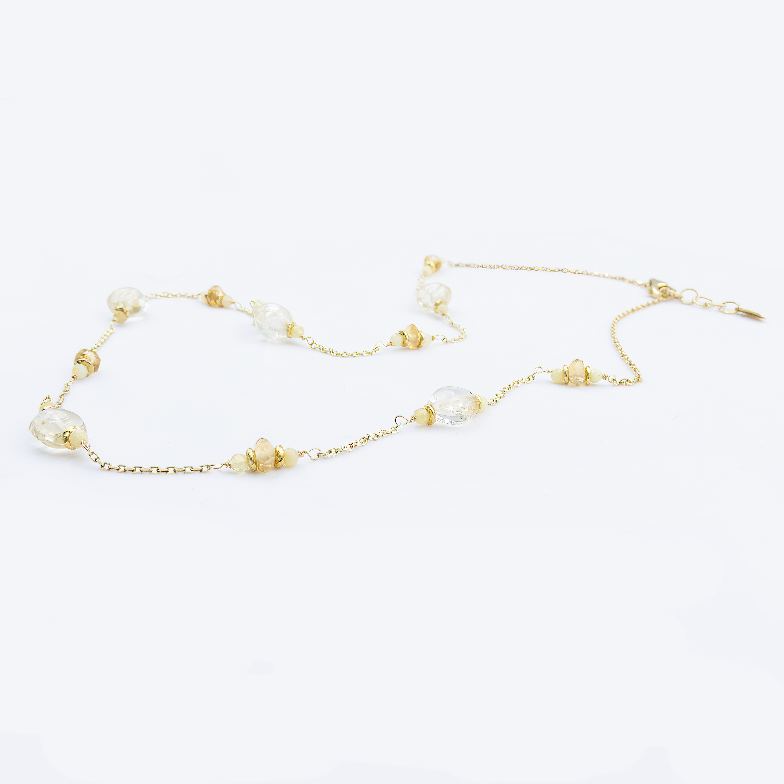 שרשרת עדינה מזהב 14 קראט עם אבני טופז שקוף ואופל פנינתי, שמשלבות יחד מראה של זוהר רך ותחושת רוגע, ויוצרות תכשיט עם נוכחות טבעית ויוקרתית כאחד.

