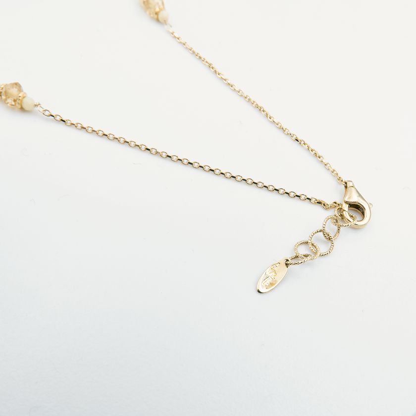 שרשרת זהב 14 קראט בשילוב אבני טופז ואופל, המעוצבת בקווים נקיים ואלגנטיים, המתכתבת עם הברק הטבעי והייחודי של אבני החן ליצירת תכשיט שובה לב ויוקרתי.