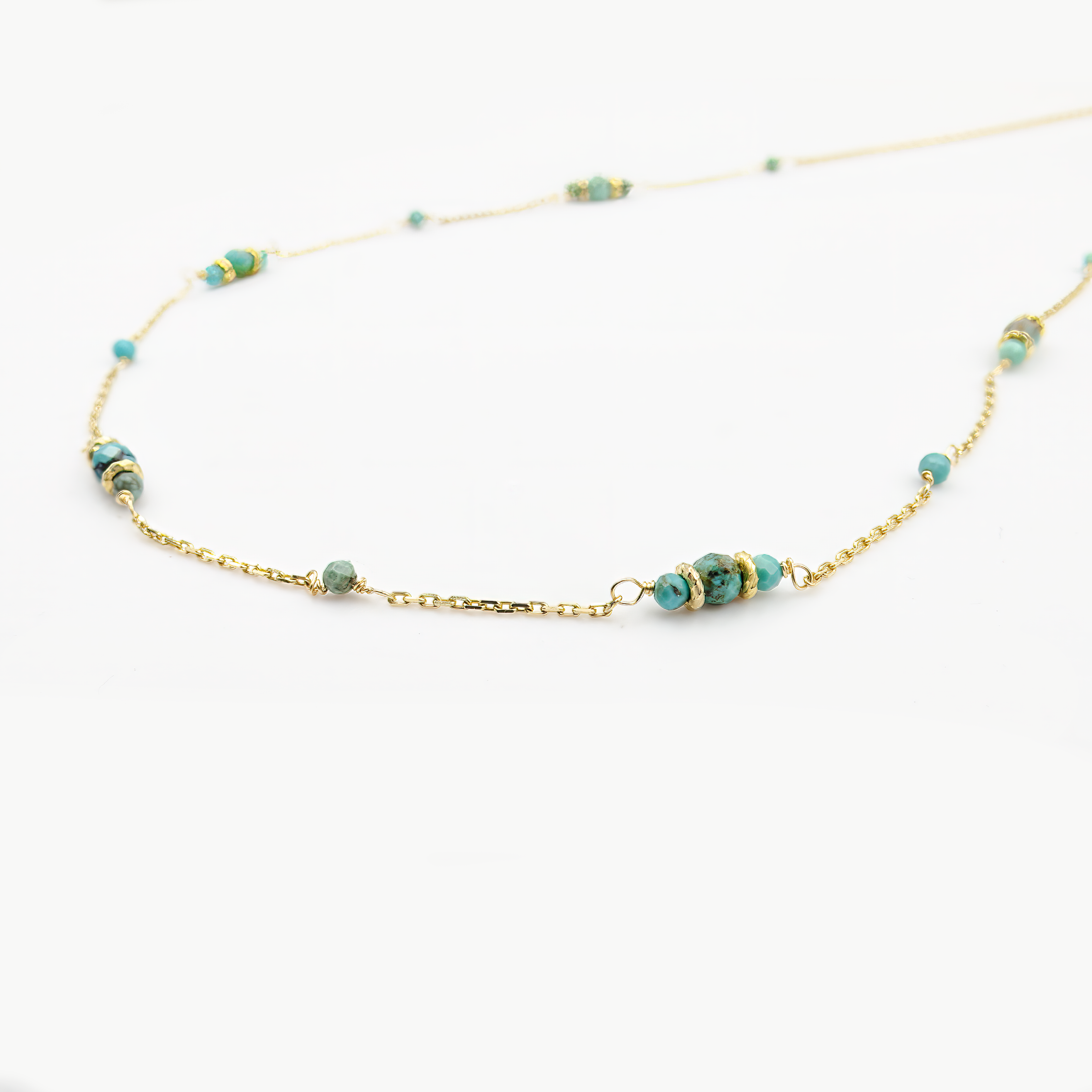 שרשרת זהב 14 קראט עם תליון טורקיז המשלב בין אסתטיקה בוהמיינית לבין גימור קלאסי. האבן, בגווני כחול־ירוק עתיקים עם עורקים טבעיים, משדרת שורשיות, אינטואיציה ואנרגיה מיסטית. תכשיט שמתאים לנשים שמבקשות להיות קרובות לטבע, ועדיין להיראות אלגנטיות ומוקפדות.

