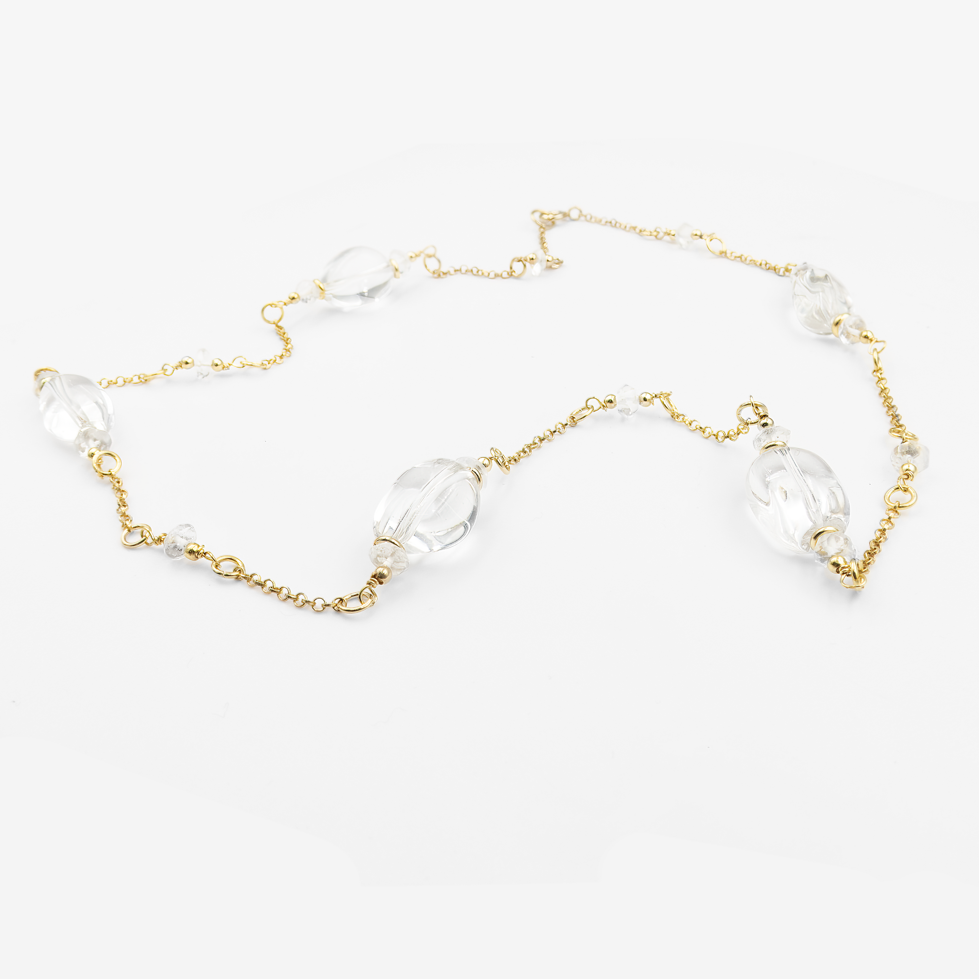 שרשרת עדינה בעבודת יד מזהב 14 קראט עם רוק־קריסטל טבעי שקוף ונקי. עיצוב מינימליסטי ואלגנטי שמאפשר לאבן הזוהרת לעמוד במרכז. רוק־קריסטל (קוורץ שקוף) נחשב לאבן של טוהר, איזון ובהירות מחשבתית. תכשיט על־זמני שמתאים לכל לוק – יומיומי או חגיגי. מושלם כמתנה עם כוונה – לריפוי, התחלה חדשה או העצמה אישית. זהב אמיתי ואבן טבעית מחוברים בעדינות לתכשיט עם נשמה.