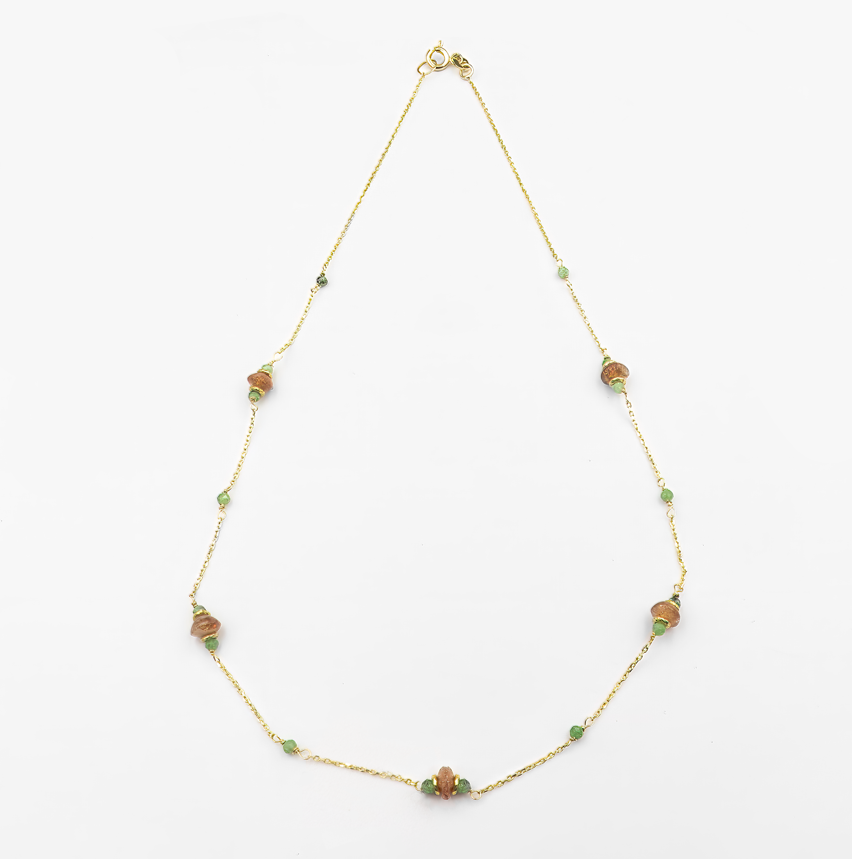 שרשרת זהב 14 קראט, עם תליון משולב של סאנסטון – אבן חמה, קורנת ואופטימית – ורובי־זוייסייט – אבן של חמלה, צמיחה ותחושת שורש. השילוב בין שתי האבנים משקף את החיבור בין שמים לארץ, חלום ומציאות, תשוקה וריפוי.

