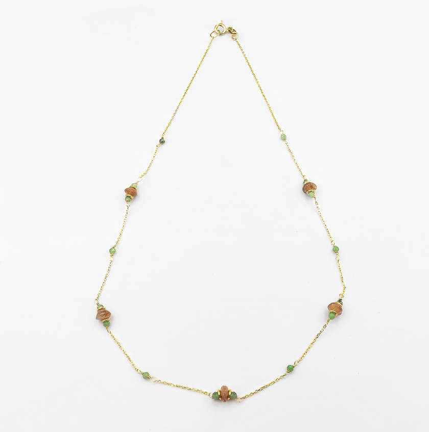 שרשרת זהב 14 קראט, עם תליון משולב של סאנסטון – אבן חמה, קורנת ואופטימית – ורובי־זוייסייט – אבן של חמלה, צמיחה ותחושת שורש. השילוב בין שתי האבנים משקף את החיבור בין שמים לארץ, חלום ומציאות, תשוקה וריפוי.

