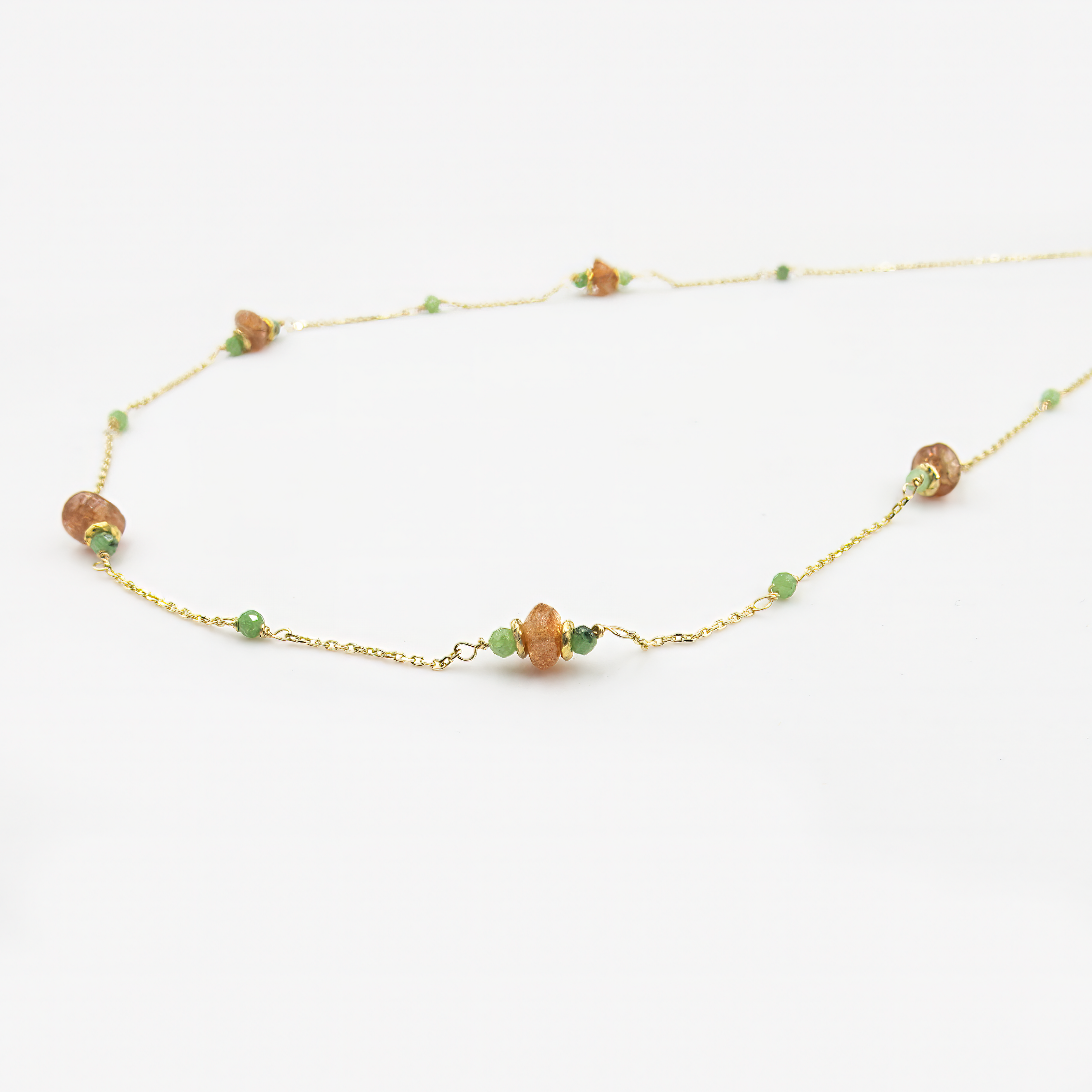 תכשיט עשיר בגוונים ובאור – שרשרת זהב 14 קראט עם שילוב ייחודי של סאנסטון בוהק ורובי־זוייסייט טבעית. הסאנסטון מביא תחושת שמחה פנימית ואנרגיה, בעוד שהרובי־זוייסייט מעניקה שקט ורכות. יחד הן יוצרות מראה הרמוני, מלא חיים אך מאוזן.

