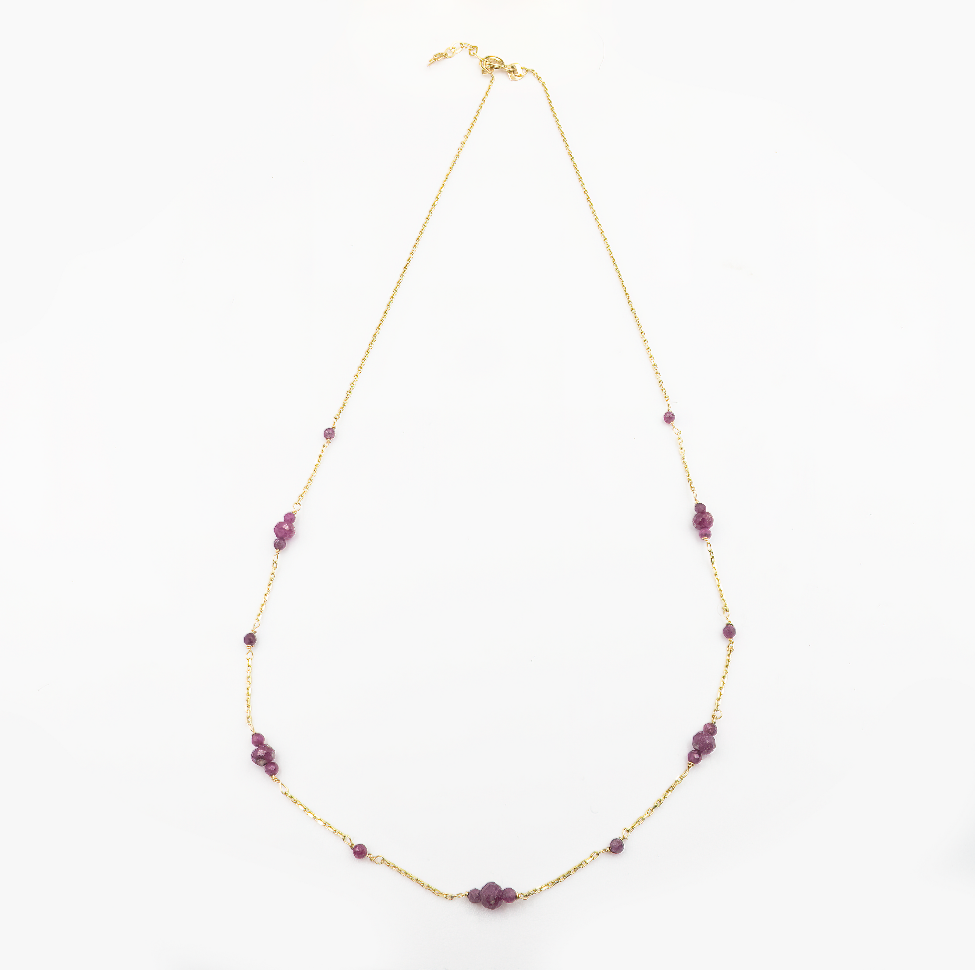 שרשרת אלגנטית מזהב 14 קראט עם תליון רובי טבעי בגוון אדום עמוק ונועז, המשדרת עוצמה, נשיות ותחושת רומנטיקה נצחית. אבני הרובי ידועות כאבני תשוקה ולב, והן מעניקות לתכשיט נוכחות בולטת אך מעודנת. עיצוב קלאסי עם נגיעה מודרנית – מושלם ליום או לערב.

