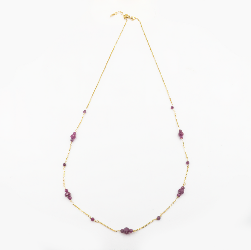 שרשרת אלגנטית מזהב 14 קראט עם תליון רובי טבעי בגוון אדום עמוק ונועז, המשדרת עוצמה, נשיות ותחושת רומנטיקה נצחית. אבני הרובי ידועות כאבני תשוקה ולב, והן מעניקות לתכשיט נוכחות בולטת אך מעודנת. עיצוב קלאסי עם נגיעה מודרנית – מושלם ליום או לערב.

