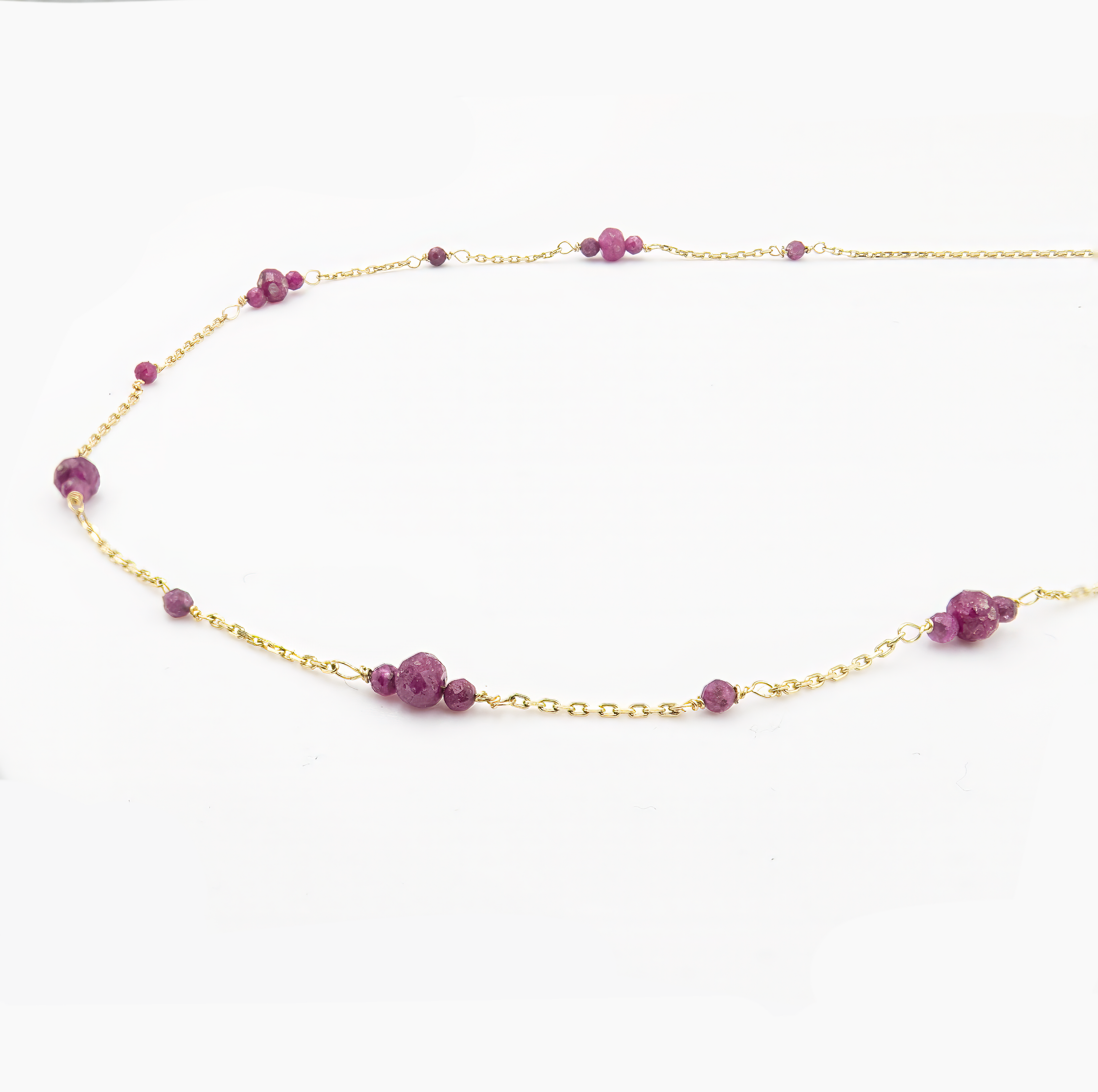 שרשרת זהב 14 קראט קלאסית עם רובי בגוון אדום־תשוקה, המשובצת בתליון עדין ומעוגל שמשדר חום ויוקרה בו זמנית. האבן מבריקה ונוצצת באופן טבעי, כמו לב פועם של התכשיט. הרובי מעניקה לתכשיט לא רק צבע, אלא גם סיפור – על אהבה עמוקה, על אומץ ועל חיבור רגשי עמוק. הבחירה המושלמת לאישה שמחפשת תכשיט שמשקף את הלב שלה.

