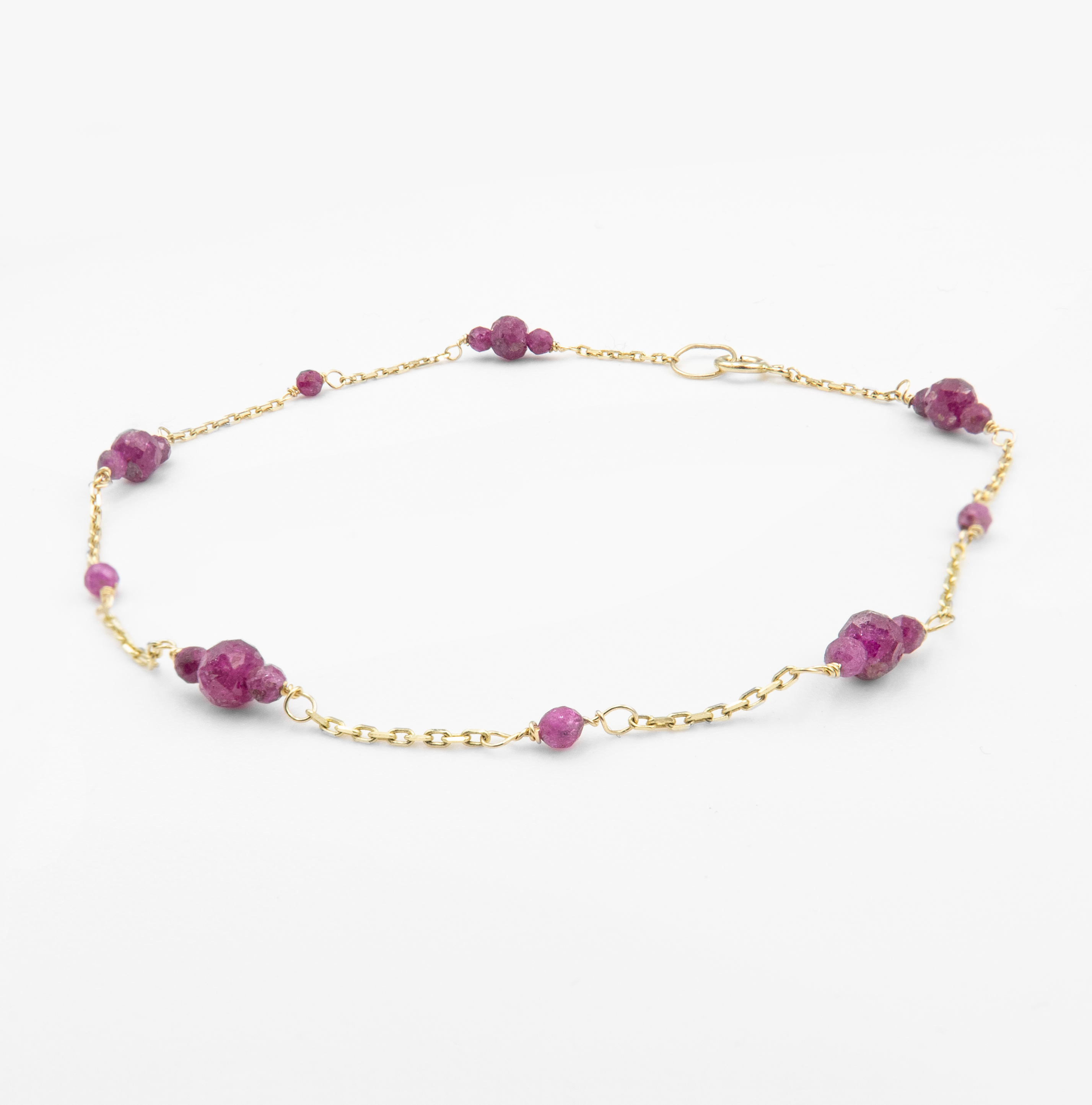 צמיד קלאסי ואלגנטי מזהב 14 קראט, המעוטר באבני רובי בגוון אדום עז. הרובי, אבן חן סמלית לאהבה, תשוקה ועוצמה, מעניק לתכשיט מראה יוקרתי ונשי במיוחד. שילוב הרמוני של זהב ואבן יוקרתית – בחירה מושלמת למי שמעריכה סטייל עם אמירה.