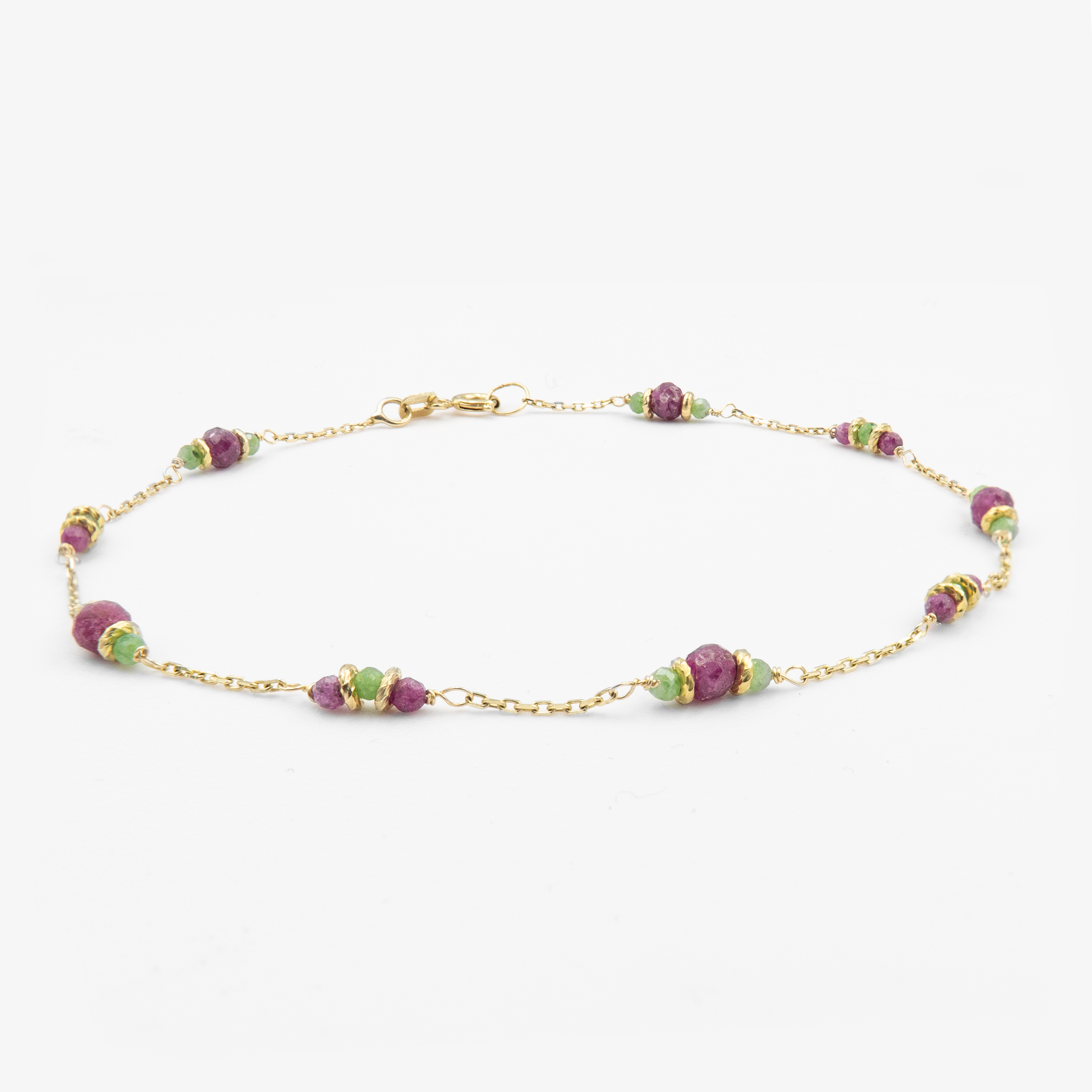 צמיד זהב 14 קראט משובץ רובי זוייסייט ורובי
צמיד ייחודי העשוי זהב 14 קראט, משובץ באבני רובי זוייסייט בעלות מראה טבעי ומרקם רב-גוונים, בשילוב נגיעות של רובי עמוק ונוצץ. שילוב מושלם בין אלגנטיות טבעית לעוצמה צבעונית – פריט שמשדר ייחוד, עידון ונוכחות.