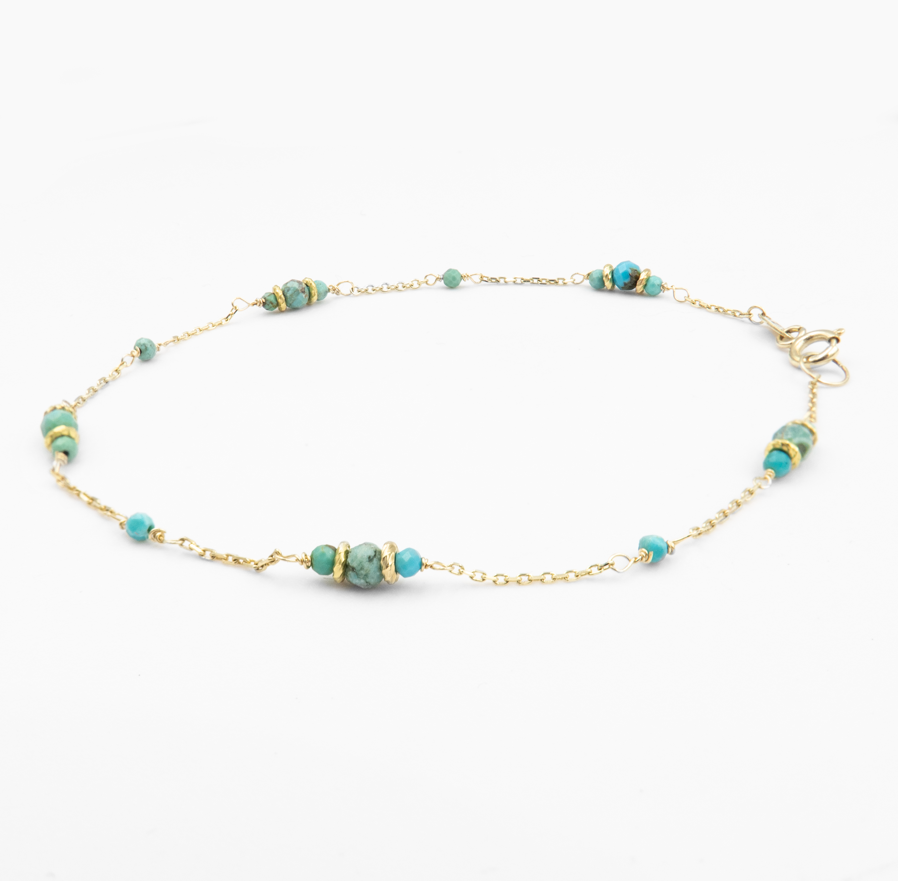 שילוב על-זמני של זהב 14 קראט בגוון חם עם אבני טורקיז תכולות ובעלות אופי. הטורקיז – אחת האבנים העתיקות בעולם – מוסיפה צבע חי, עומק ותחושת חיבור למסורת עתיקה של הגנה, חכמה ושפע. צמיד בעיצוב אלגנטי, נקי ומדויק – שמתאים גם ליום וגם לערב.