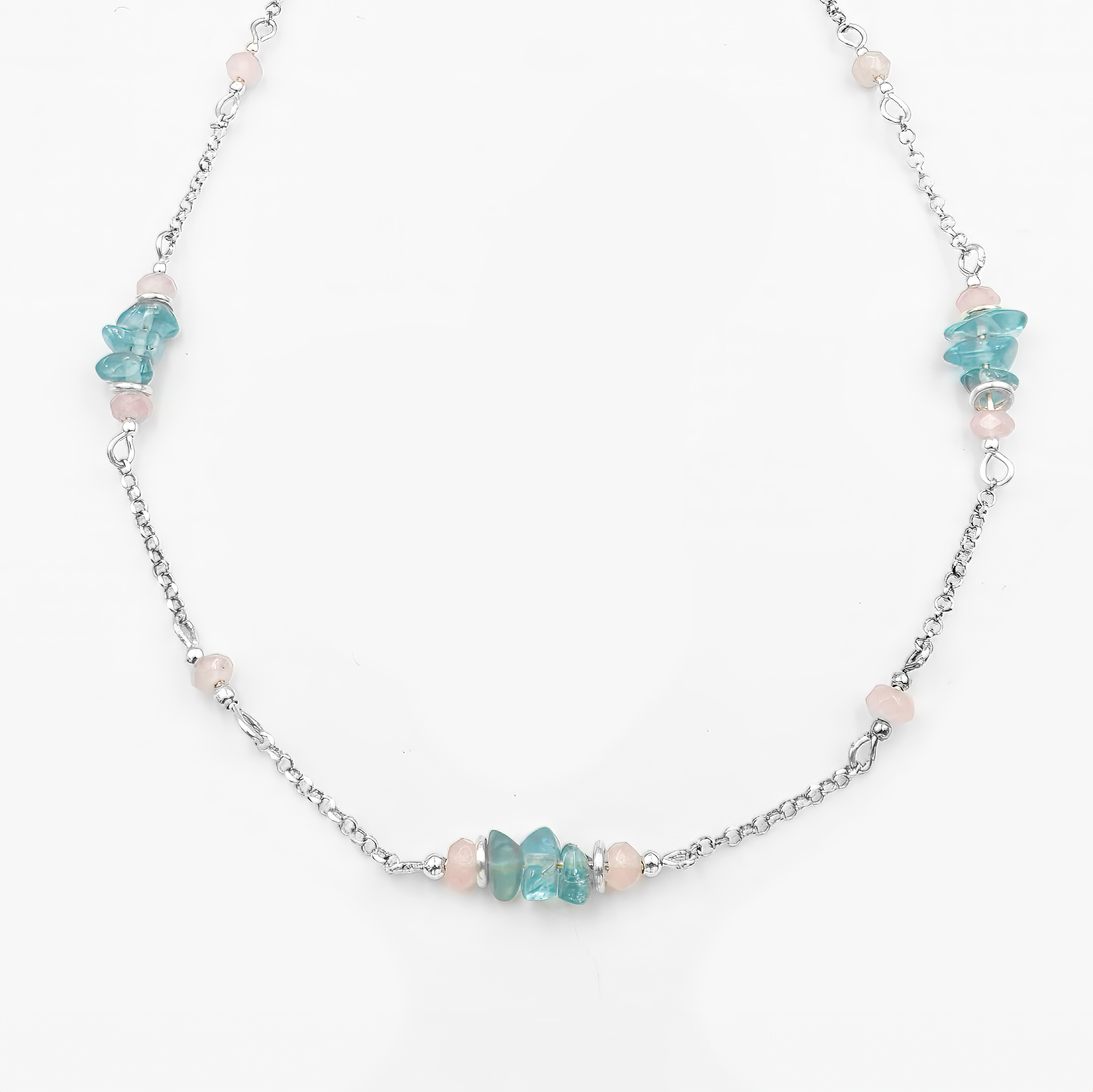 תכשיט מלא קסם בגוונים שקופים ונושמים – שרשרת כסף עם שילוב הרמוני של אפטייט כחול, סמל לרוגע ולבהירות מחשבתית, יחד עם אופליט – אבן עם הילה חלומית שמחזירה אור בצורה רכה ומסתורית. מראה אוורירי, נשי ומתוחכם, מושלם לשילוב עם לבוש בהיר וקווים נקיים.

