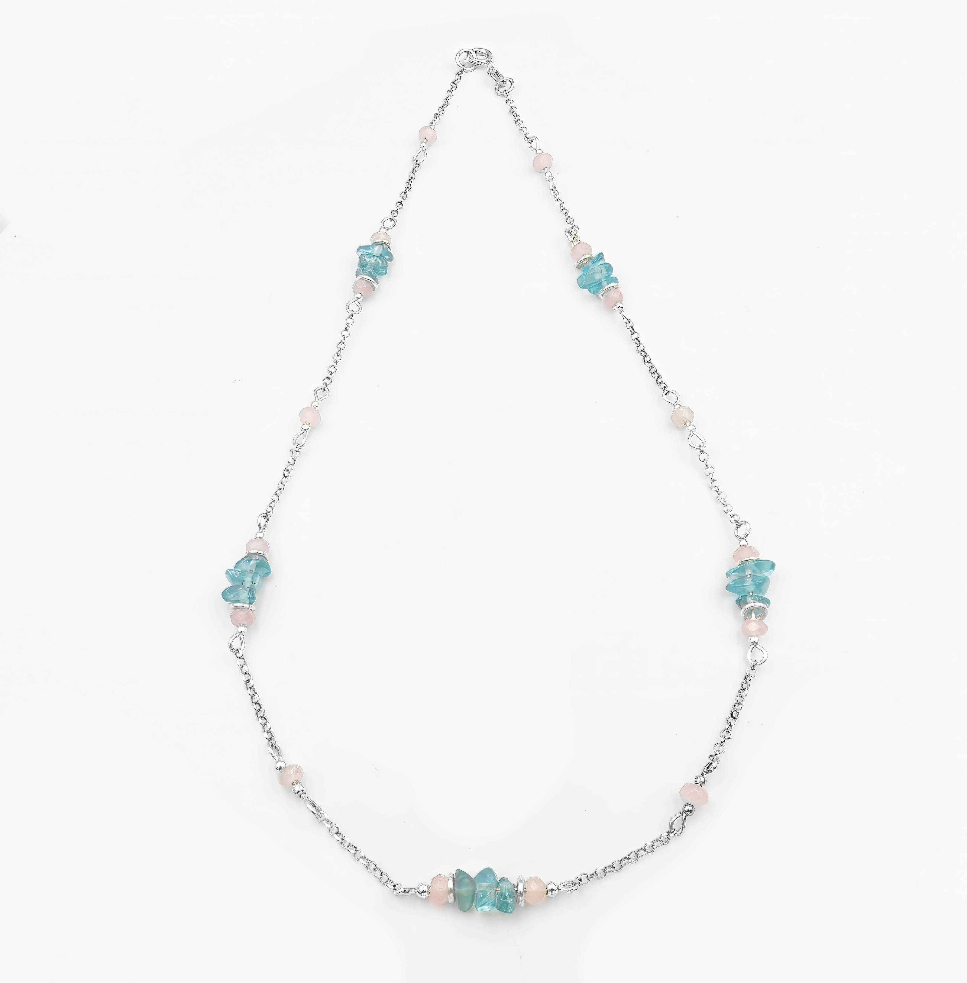 שרשרת כסף קלאסית בגווני תכלת־ים וענן – שילוב של אפטייט כחול, שהוא אבן של השראה, עם אופליט בגוון פנינה־חלבי. תכשיט שמחזיר את תחושת הנינוחות, כמו חופשה על שפת מים שקטים. מושלם ליום יום, אבל מספיק ייחודי גם לאירועים.

