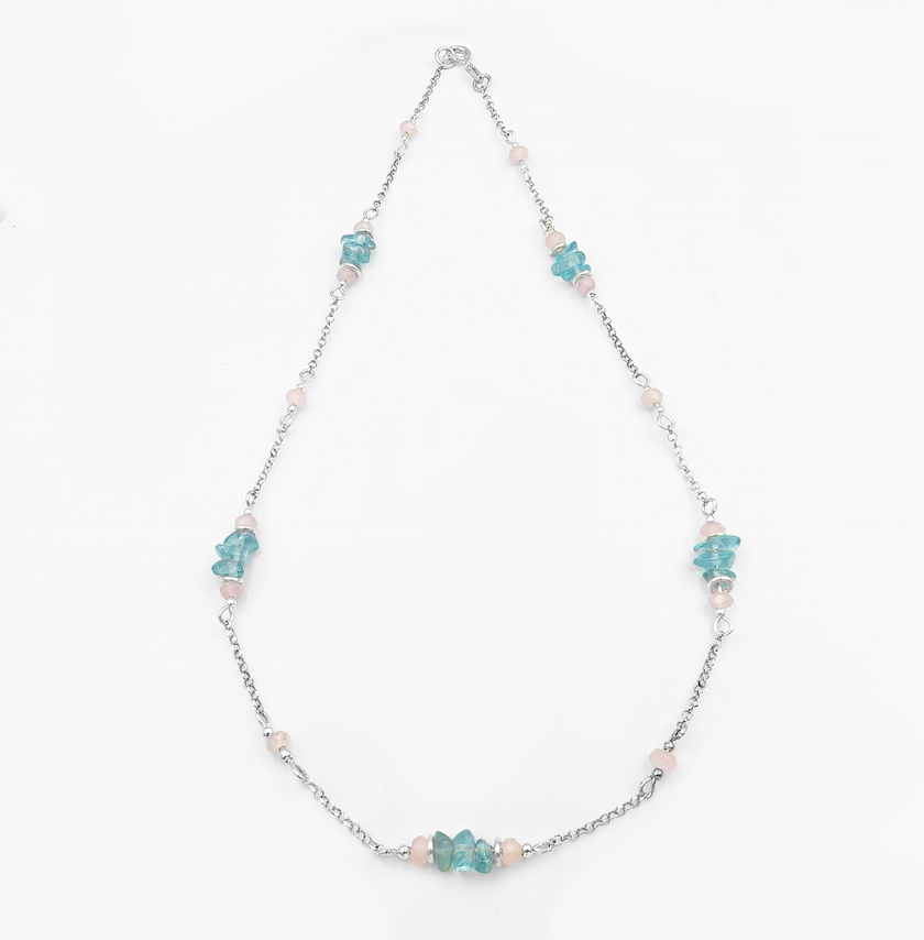 שרשרת כסף קלאסית בגווני תכלת־ים וענן – שילוב של אפטייט כחול, שהוא אבן של השראה, עם אופליט בגוון פנינה־חלבי. תכשיט שמחזיר את תחושת הנינוחות, כמו חופשה על שפת מים שקטים. מושלם ליום יום, אבל מספיק ייחודי גם לאירועים.

