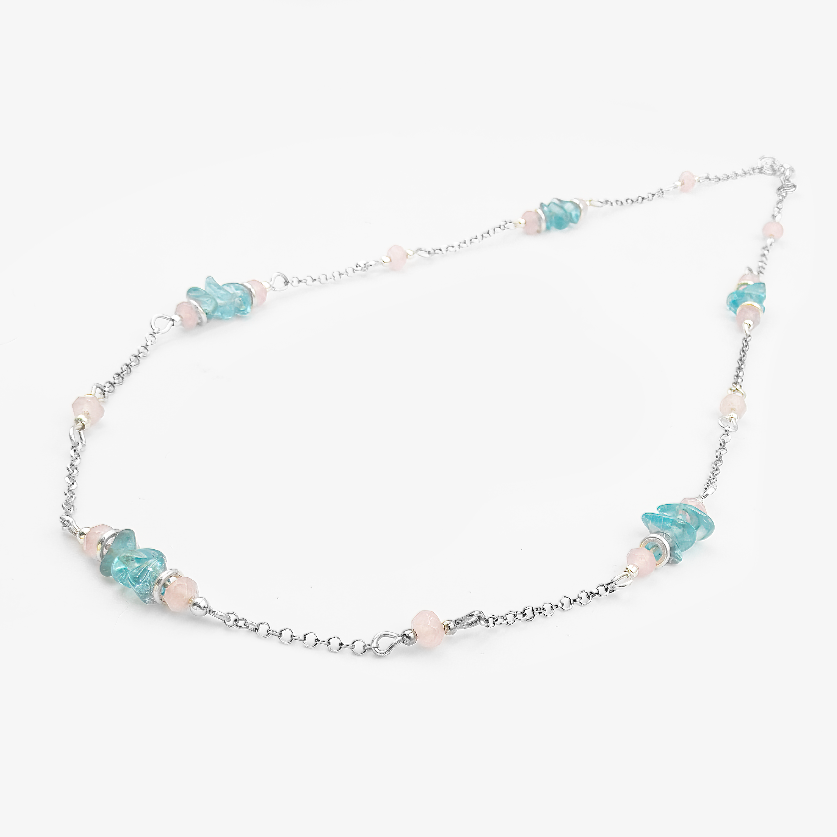 שרשרת עם אנרגיה קריסטלית – כסף סטרלינג מלוטש, אפטייט כחול עם טקסטורה חיה, ואופליט שמחליף צבעים לפי התאורה. עיצוב שמעורר תחושת שקט פנימי עם נגיעה של מסתורין. מתאים לחובבות עולם הקריסטלים והאסתטיקה הרוחנית.

