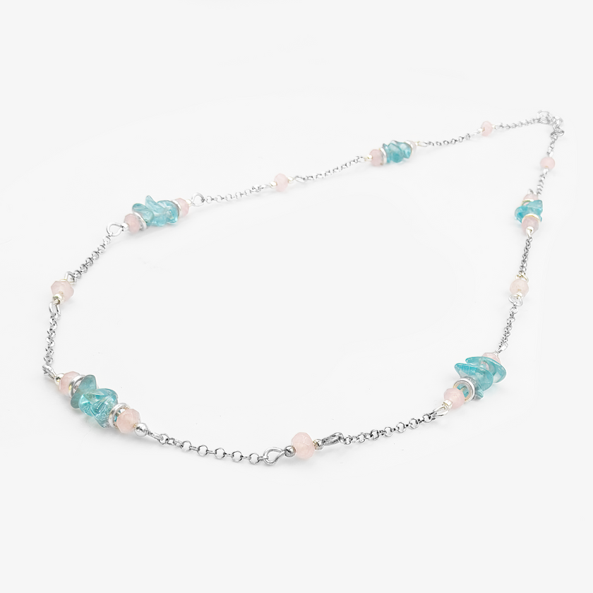 שרשרת עם אנרגיה קריסטלית – כסף סטרלינג מלוטש, אפטייט כחול עם טקסטורה חיה, ואופליט שמחליף צבעים לפי התאורה. עיצוב שמעורר תחושת שקט פנימי עם נגיעה של מסתורין. מתאים לחובבות עולם הקריסטלים והאסתטיקה הרוחנית.

