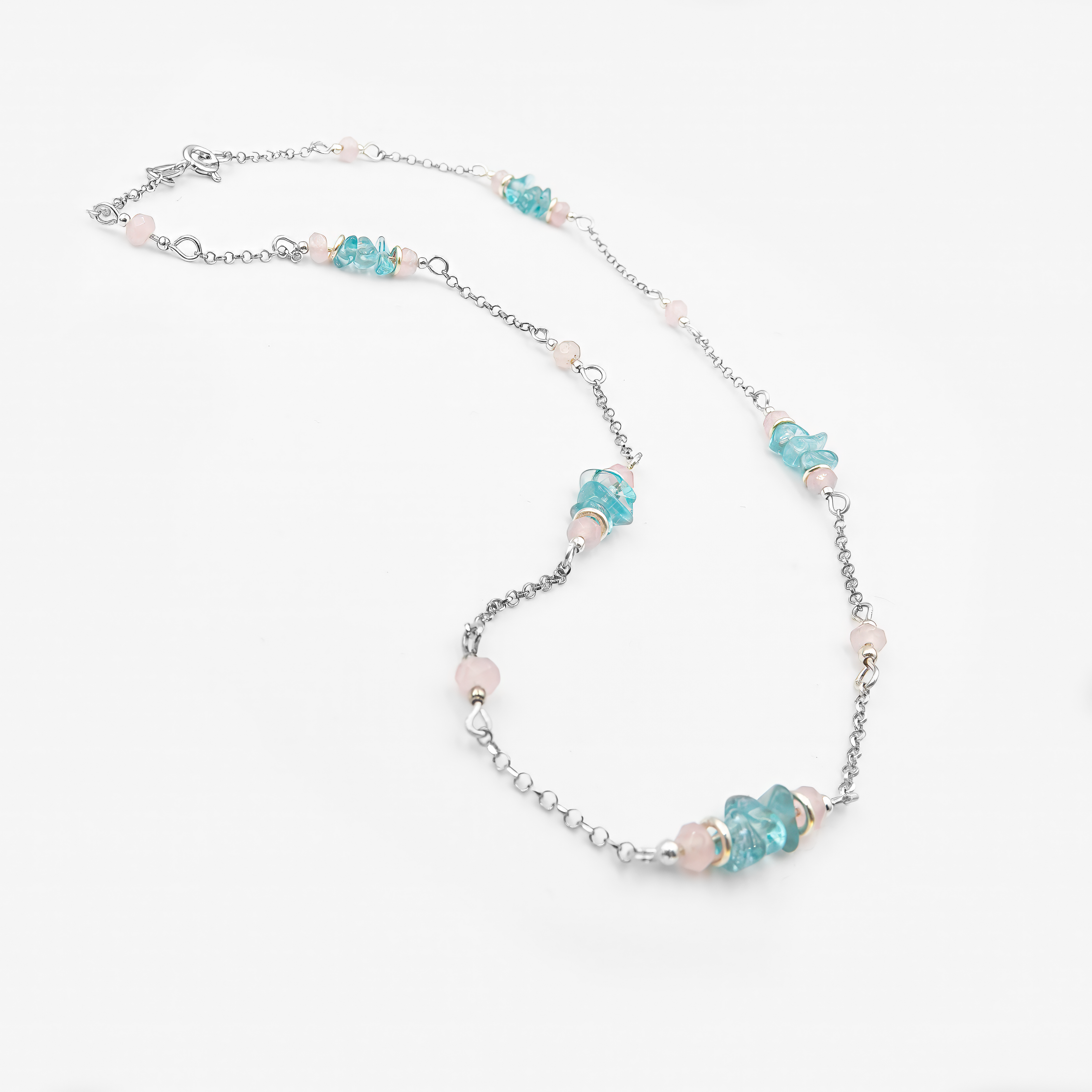 שרשרת כסף בעבודת יד, משובצת אבני אפטייט טבעיות בגוון כחול־ים עמוק ואבני אופליט עם ברק חלבי ופנינתי. השילוב בין שקיפות רכה לעומק צבע יוצר תחושה של תנועה במים – גל, אור וקסם שקט. תכשיט מרענן, מלא אופי ועדינות, שמתאים לנשים שמחפשות חיבור לטבע וליסוד המים.

