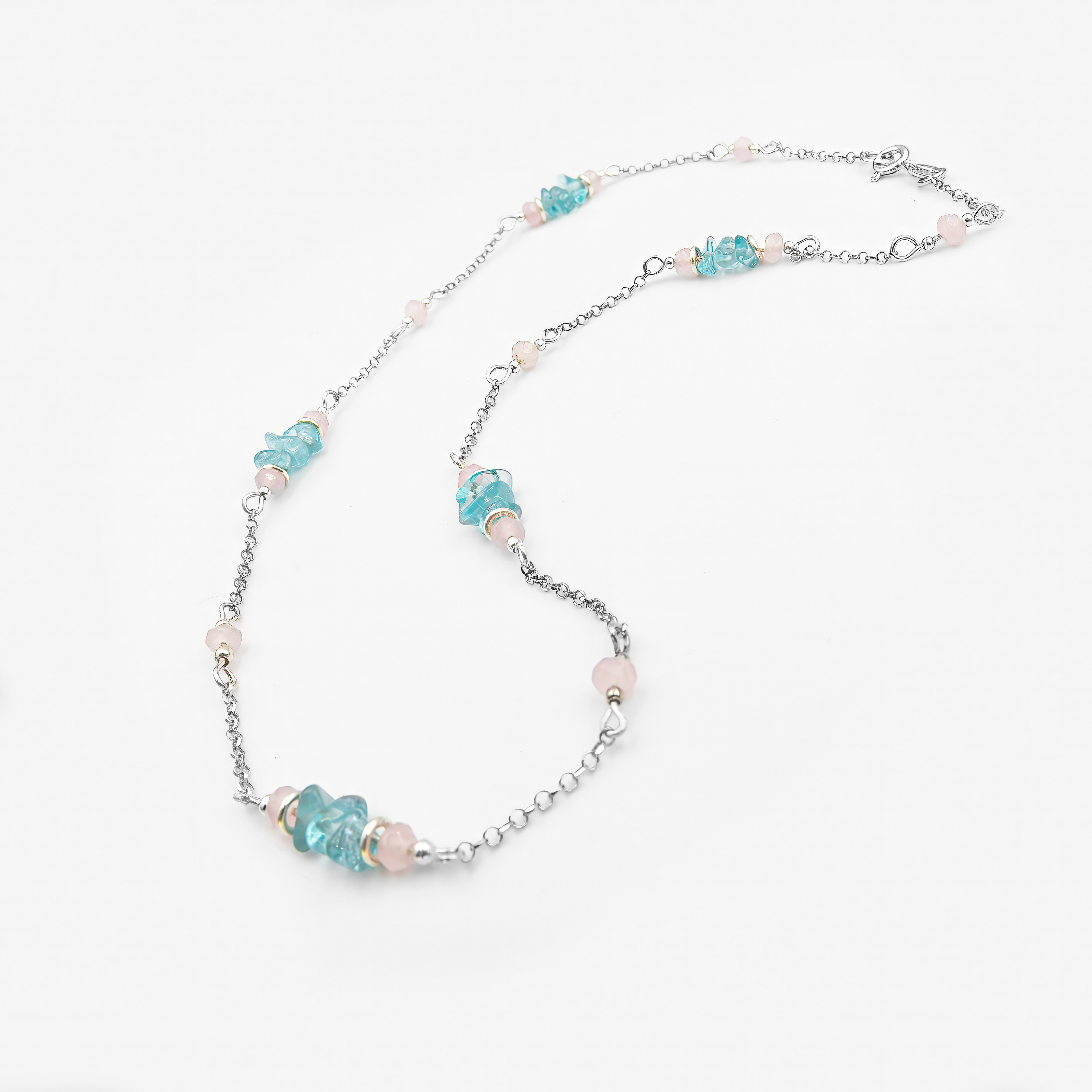 תכשיט מחומרים טבעיים שמזכירים חופים רחוקים – אפטייט כחול כמו ים טרופי, ואופליט שמזכיר צדפה מבריקה. השרשרת קלה, נשית ומלאת תנועה, מתאימה ללבוש יומיומי עם נגיעה טבעית ונשית. הבחירה המושלמת לאוהבות סגנון נינוח ומוקפד.

