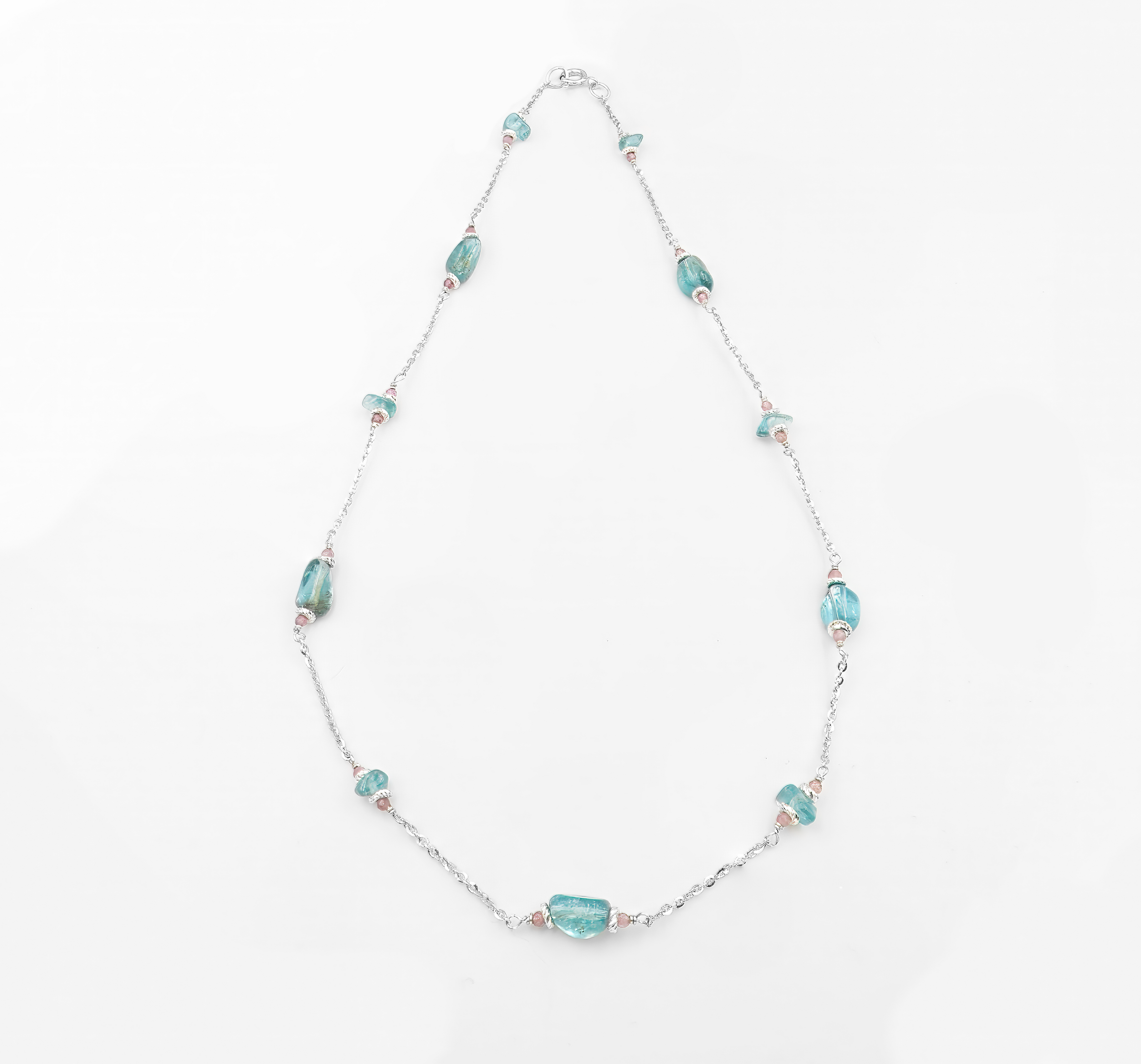 שרשרת זהב 14 קראט בעיצוב אלגנטי ועדין, עם שילוב מרהיב של טורמלין טבעי – בגוונים משתנים של ורוד, ירוק או חום־שחור – ואבן אפטייט בגוון כחול־עמוק שקוף כים. התכשיט מביא איתו אנרגיה של יצירתיות, ביטוי אישי ותקשורת פתוחה, בשילוב עם תחושת יציבות וריפוי רגשי שמעניקה הטורמלין. תכשיט עוצמתי וייחודי לאישה שמביאה איתה גם שקט פנימי וגם נוכחות.