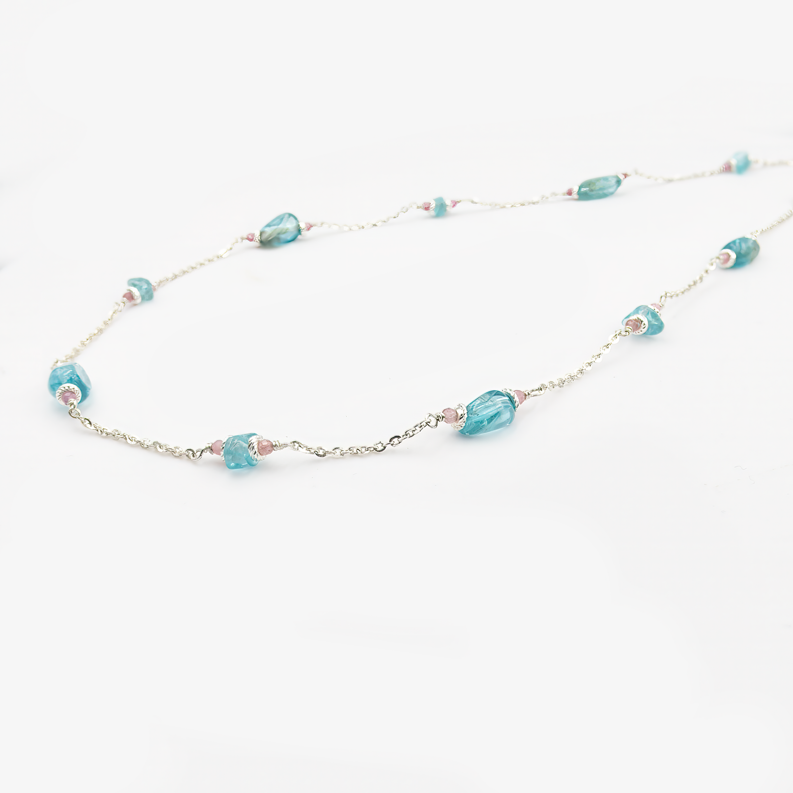 תכשיט מיוחד במינו: שרשרת זהב 14 קראט עם טורמלין ואפטייט – שתי אבנים משלימות, שכל אחת מהן נושאת עמה אנרגיה אחרת. האפטייט, בגוון כחול ימי עמוק, נחשבת לאבן של השראה, בהירות מחשבתית וקשר ישיר לאינטואיציה. הטורמלין מוסיף רב־גוניות רגשית, חום והגנה אנרגטית. יחד, הן יוצרות שרשרת שמחברת בין הלב, המחשבה והאמת הפנימית – ומתאימה לאישה עם עומק וקסם טבעי.

