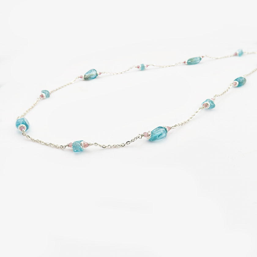 תכשיט מיוחד במינו: שרשרת זהב 14 קראט עם טורמלין ואפטייט – שתי אבנים משלימות, שכל אחת מהן נושאת עמה אנרגיה אחרת. האפטייט, בגוון כחול ימי עמוק, נחשבת לאבן של השראה, בהירות מחשבתית וקשר ישיר לאינטואיציה. הטורמלין מוסיף רב־גוניות רגשית, חום והגנה אנרגטית. יחד, הן יוצרות שרשרת שמחברת בין הלב, המחשבה והאמת הפנימית – ומתאימה לאישה עם עומק וקסם טבעי.

