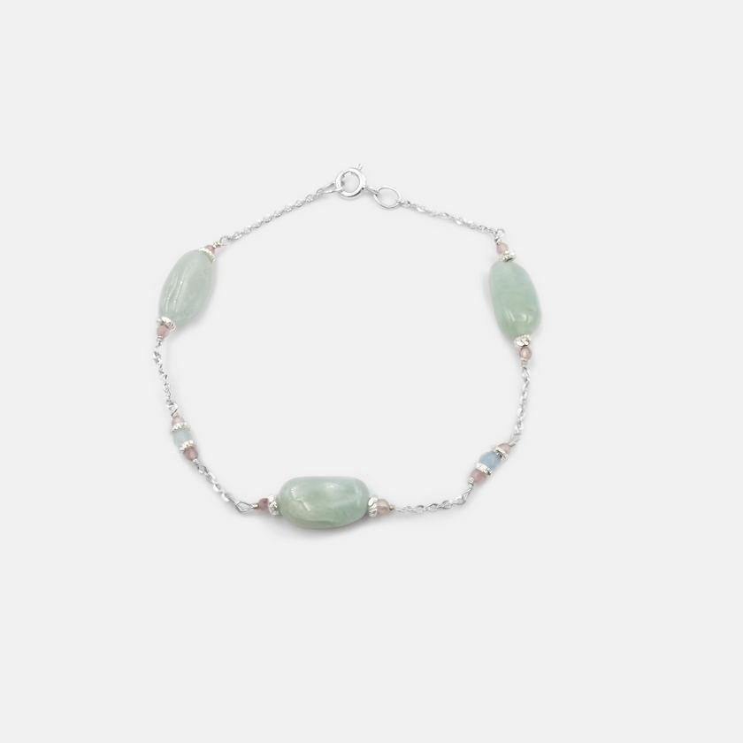 צמיד עם ניחוח של טבע, עבודת יד מדויקת ושילוב של אבנים שנבחרו בקפידה – כל אחת שונה ומיוחדת. אקוומרין בגוון תכלת מעודן, טורמלין בגוני ורוד, ירוק ואפילו שחור – וכל זה עטוף בזהב חמים. מושלם למי שמעריכה את האסתטיקה שבשונות ואת הקסם שבחיבור בין ניגודים.