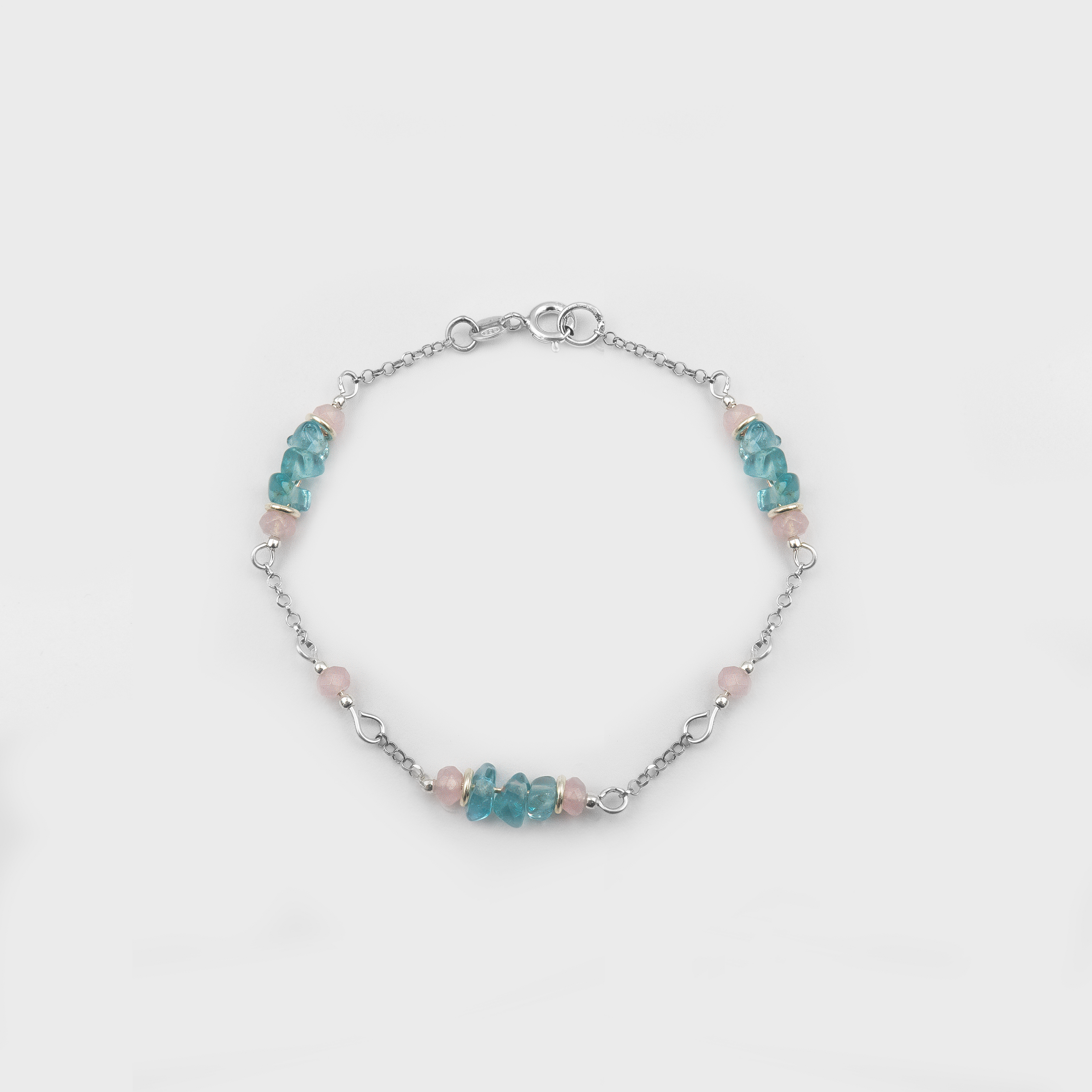 צמיד עדין מכסף טהור בשילוב אבני חן טבעיות – אפטייט כחול עז ואופליט ורוד פסטלי. התוצאה היא תכשיט אלגנטי שמשלב עומק, אנרגיה ואור. מתנה אידיאלית לאישה ליום הולדת או לכל חגיגה נשית. מתאים לכל גיל, לכל סגנון ולכל מראה – החל מהופעה יומיומית ועד ללבוש ערב. צמיד שמוסיף רוך וצבע ליד, עם מסר של ייחוד, חום ואהבה. עיצוב מודרני עם נגיעה קלאסית שמעניק תחושת יוקרה עדינה וסטייל נצחי.