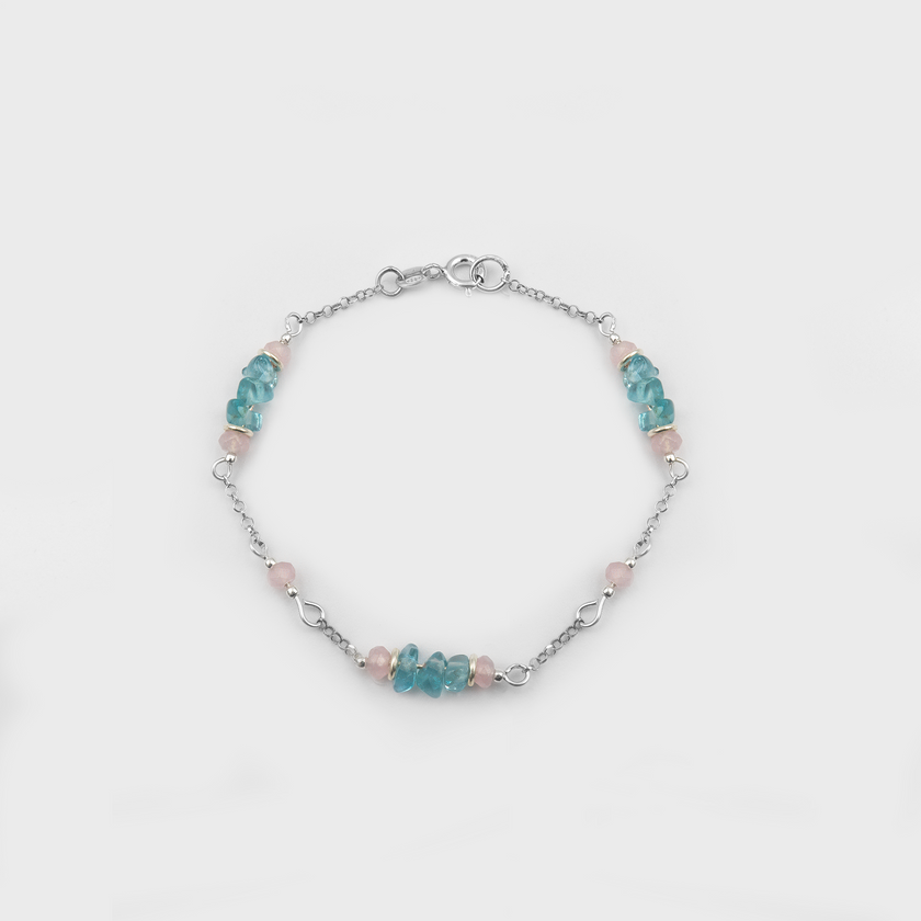 צמיד עדין מכסף טהור בשילוב אבני חן טבעיות – אפטייט כחול עז ואופליט ורוד פסטלי. התוצאה היא תכשיט אלגנטי שמשלב עומק, אנרגיה ואור. מתנה אידיאלית לאישה ליום הולדת או לכל חגיגה נשית. מתאים לכל גיל, לכל סגנון ולכל מראה – החל מהופעה יומיומית ועד ללבוש ערב. צמיד שמוסיף רוך וצבע ליד, עם מסר של ייחוד, חום ואהבה. עיצוב מודרני עם נגיעה קלאסית שמעניק תחושת יוקרה עדינה וסטייל נצחי.