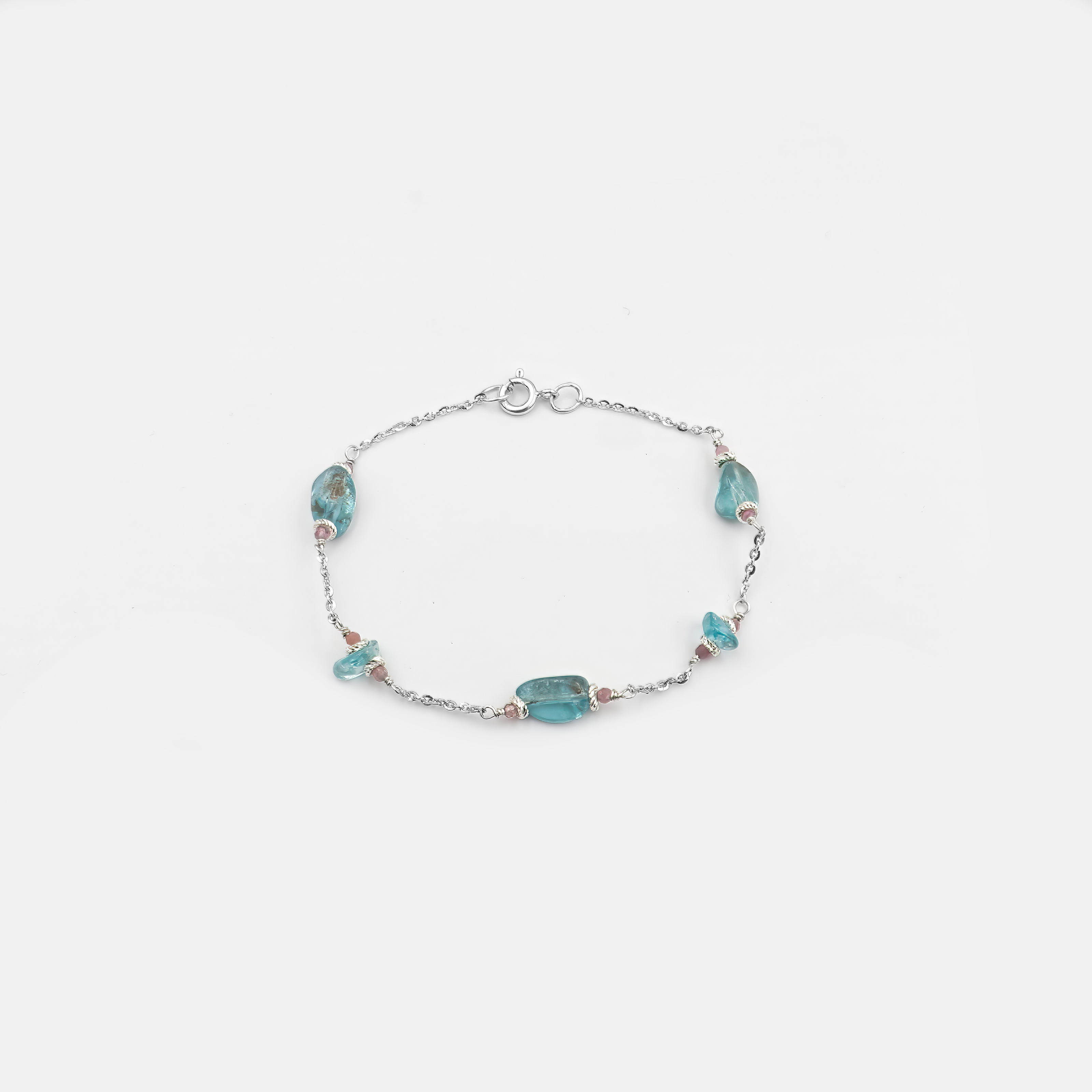 צמיד שמשלב בין כחול-ים עמוק של אפטייט לגוני ורוד, ירוק ושחור של טורמלין. כל אבן שונה, עם נוכחות משלה – ממש כמו האישה שעונדת אותו. עבודת יד קפדנית ועיצוב שמבליט את היופי הלא-מושלם. מושלם למי שאוהבת תכשיטים עם אופי.